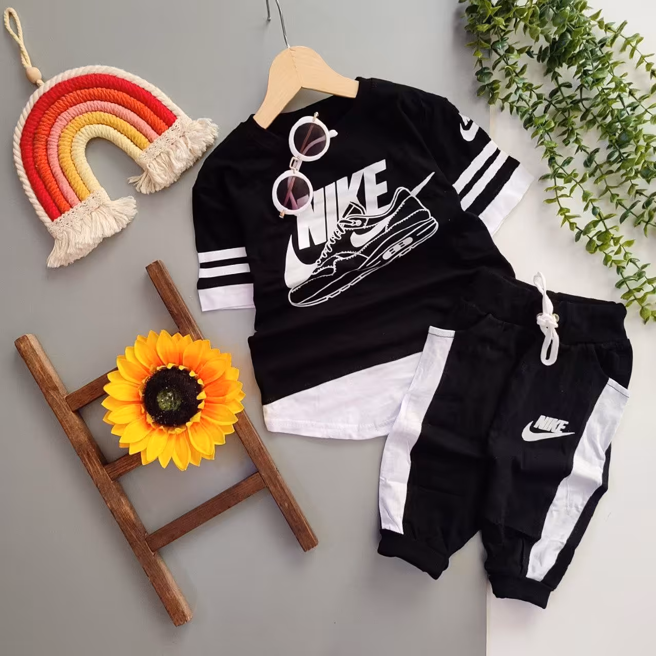 ست تیشرت و شلوارک اسپورت شیک و جذاب لانگ مناسب حدود سنی 4 تا 12 سال جنس پارچه پنبه سوپر درجه یک اعلا نوار دوزی شده