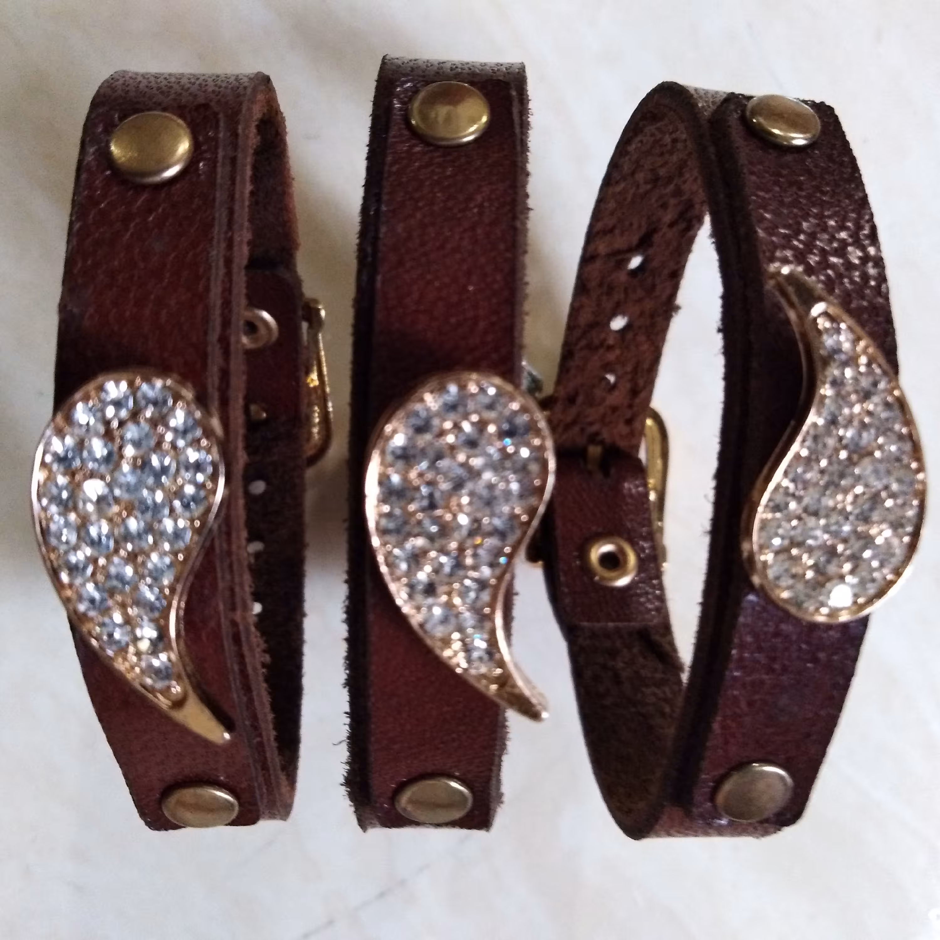 دستبند چرم طبیعی با پلاک نگینی