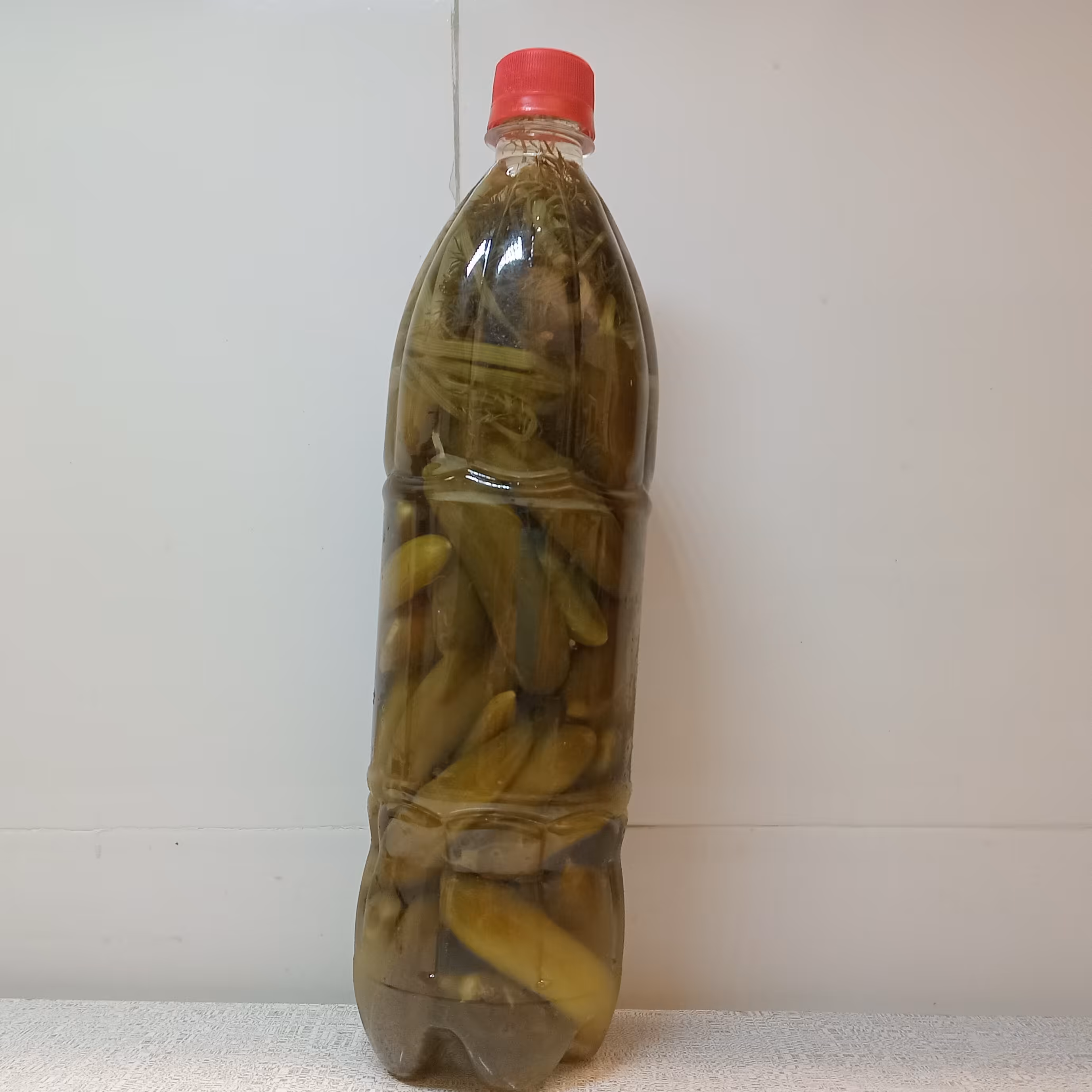 خیار شور قلمی بطری1 لیتری(ترد وخوش طعم )خانگی وسالم بدون مواد نگهدارنده کاملا بهداشتی 