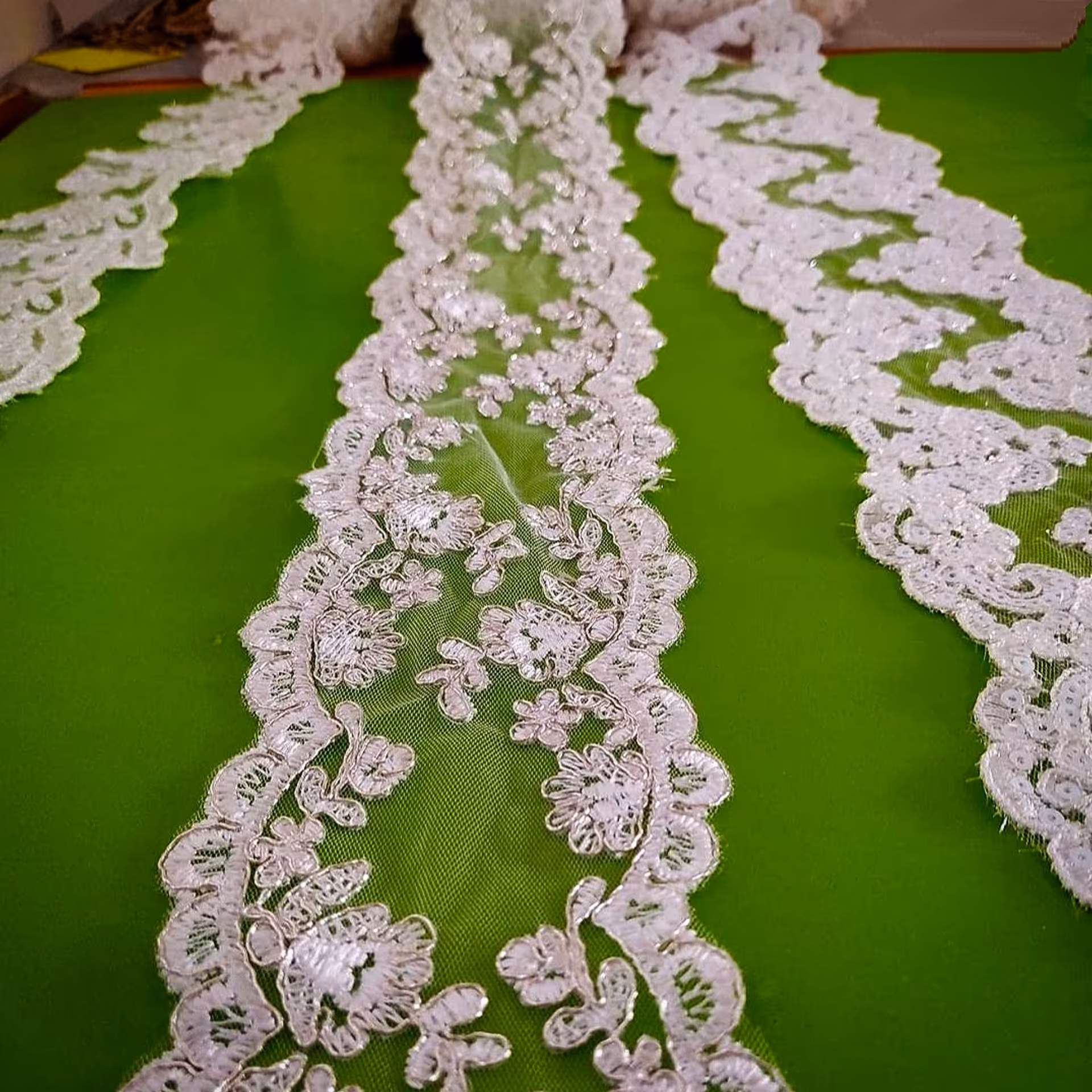 حاشیه تزیینی دانتل براق سفید عرض9سانت