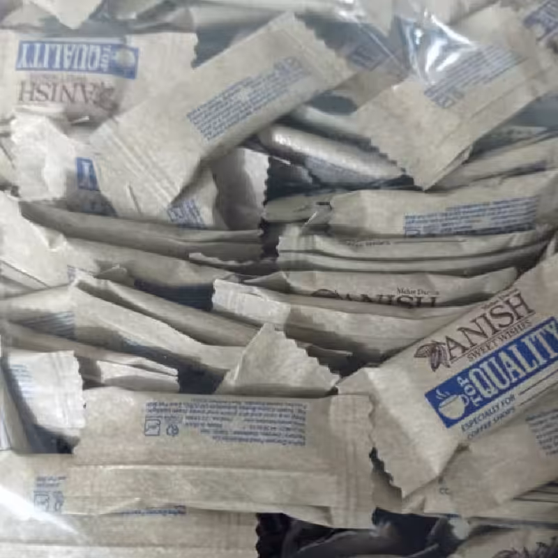 شکلات کاکائو انیش شیری کنار قهوه