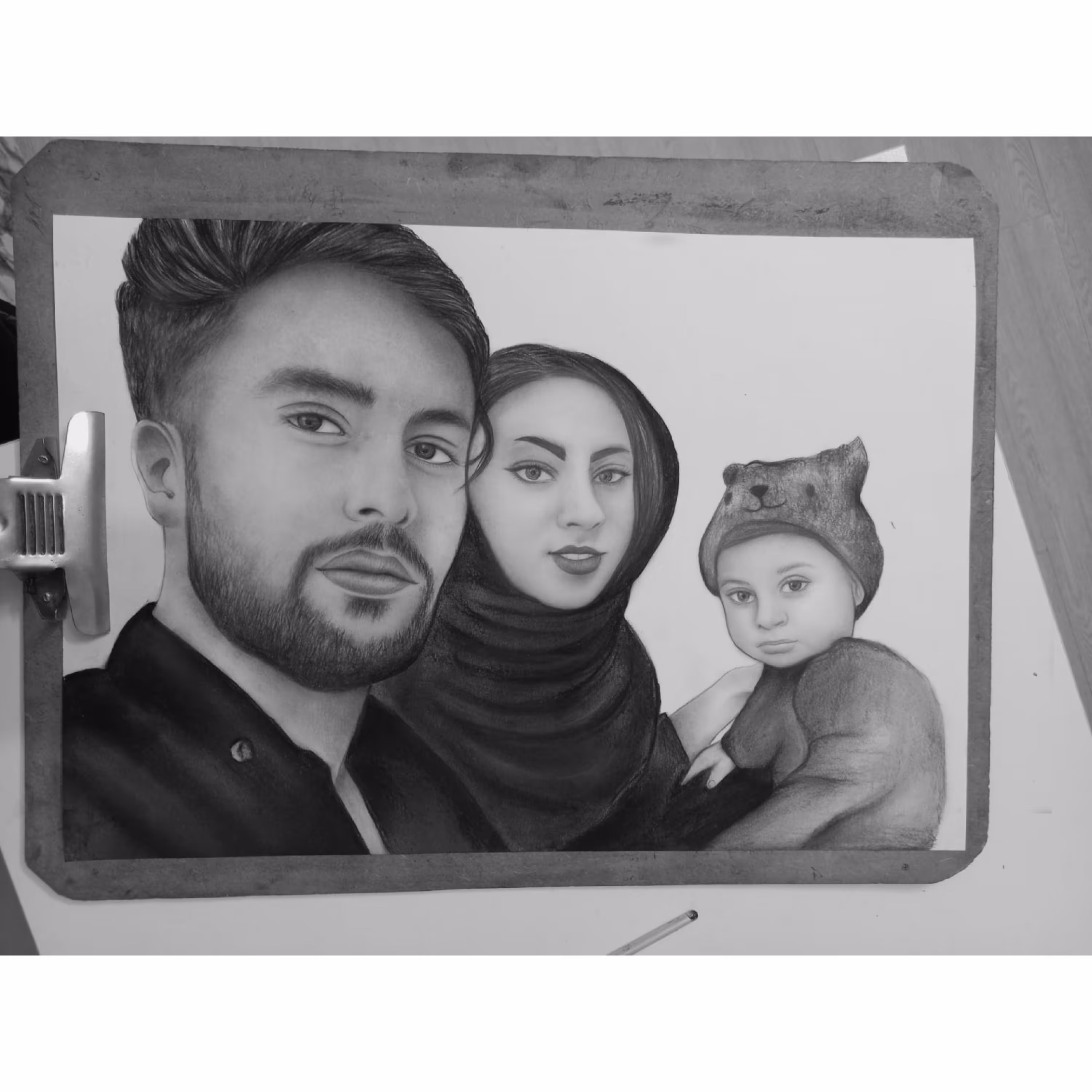 طراحی چهره خانوادگی با تکنیک کنته و زغال