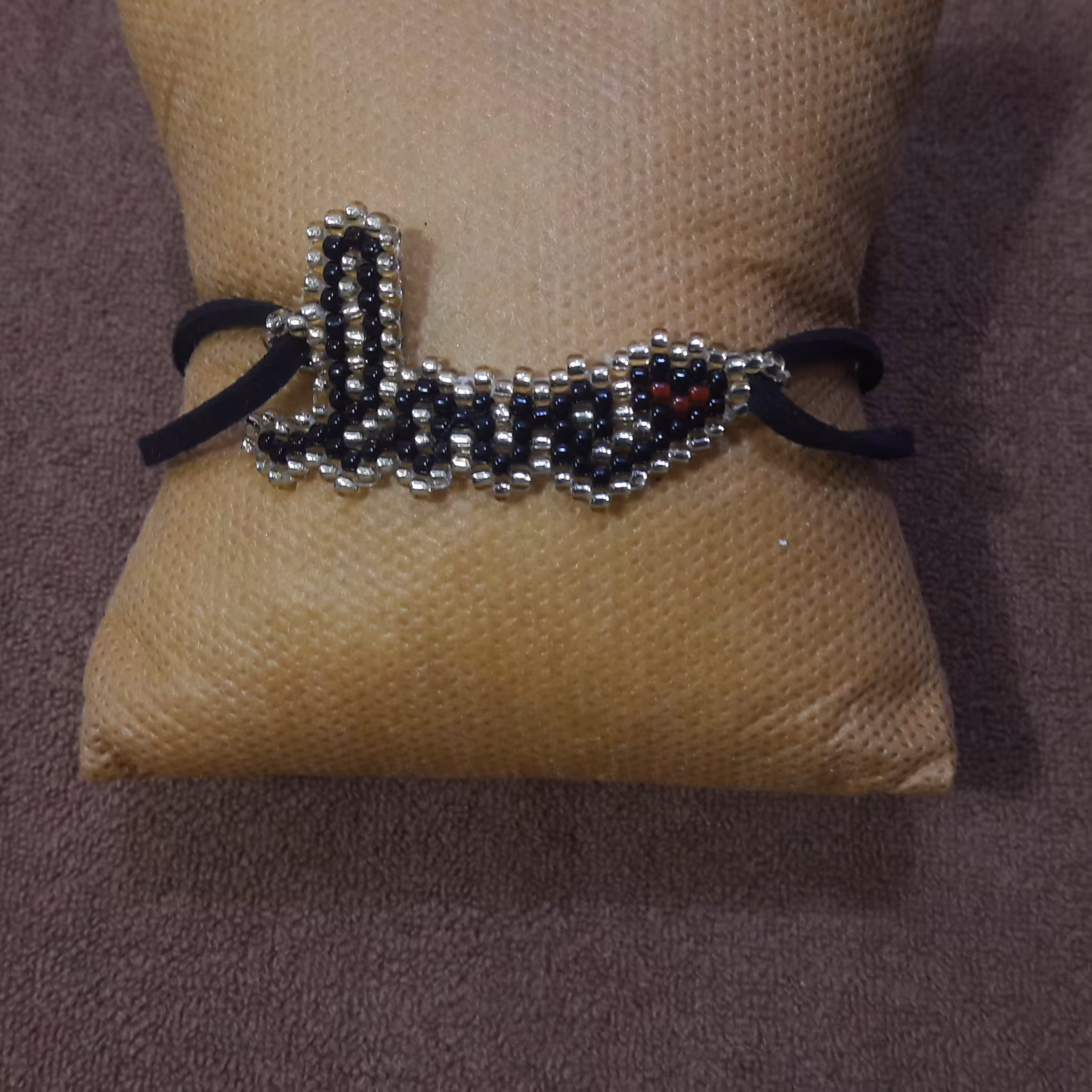 دستبند منجوق بافی love دارای بند قابل تنظیم. قابل سفارش در طرح و رنگ دلخواه شما 