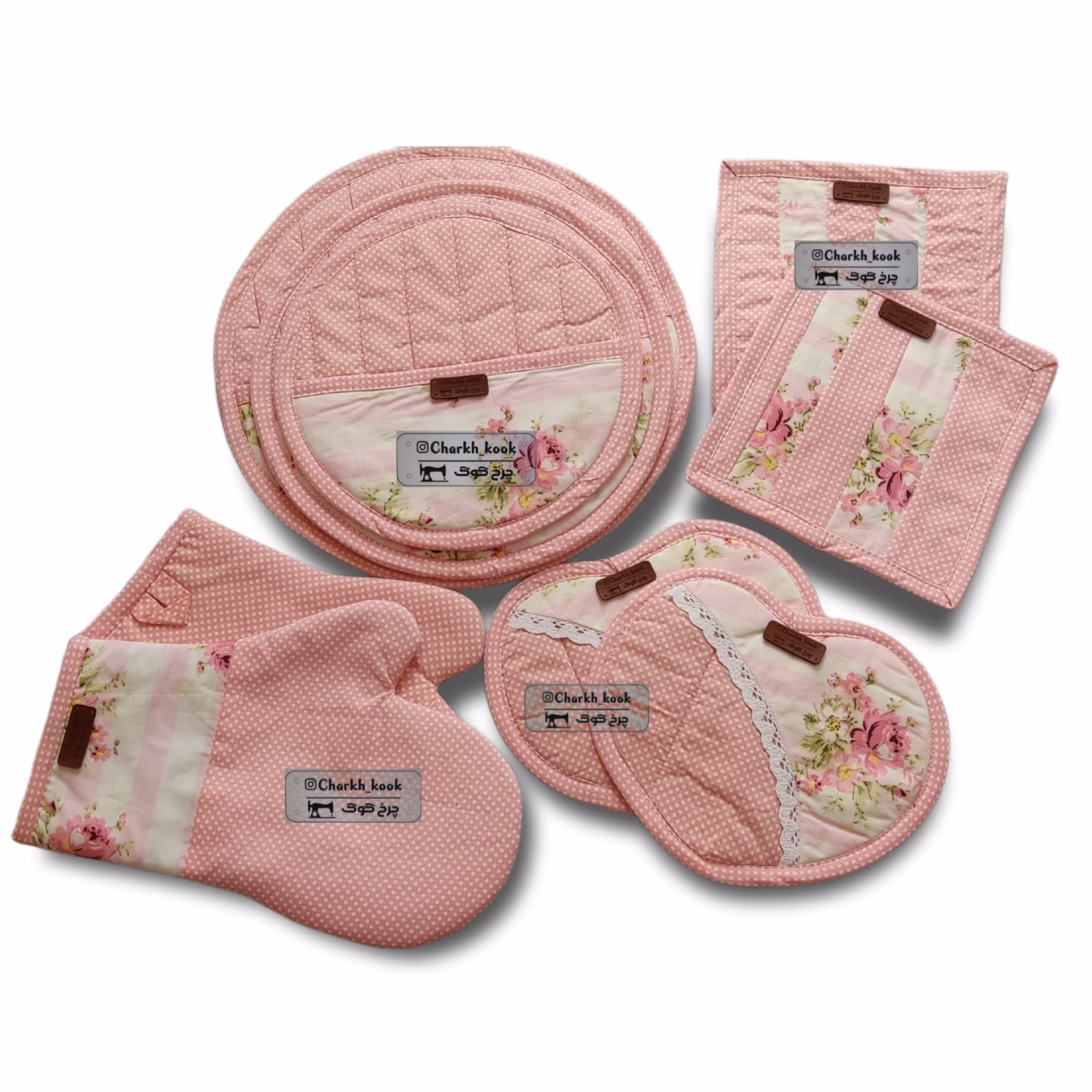 سرویس پارچه ای آشپزخانه صورتی چهار پارچه شامل دمکنی دستگیره قلبی دستگیره مربع دستکش فر