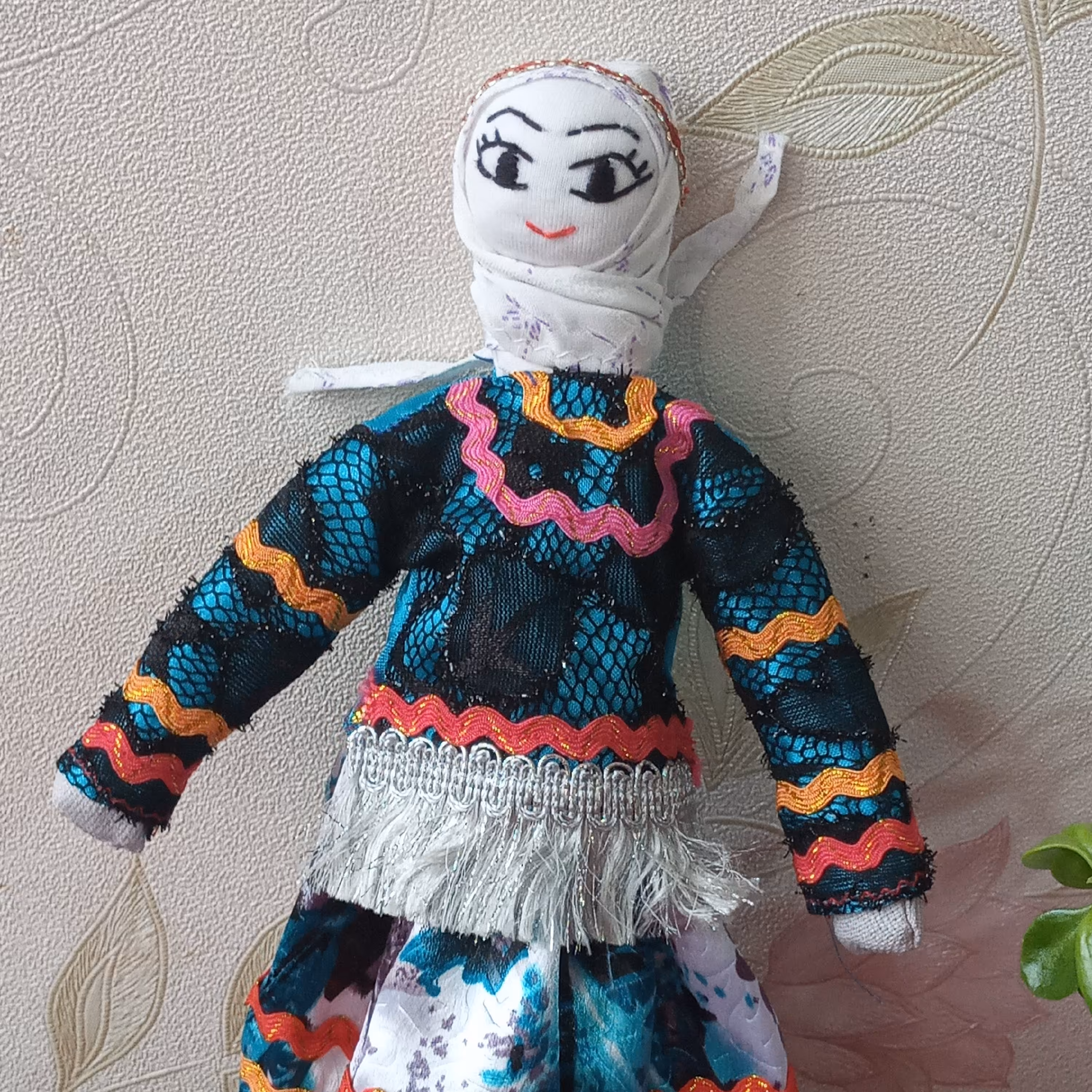 عروسک محلی ایستاده با لباس سنتی پارچه ای کار دست با لباس سنتی دست دوز