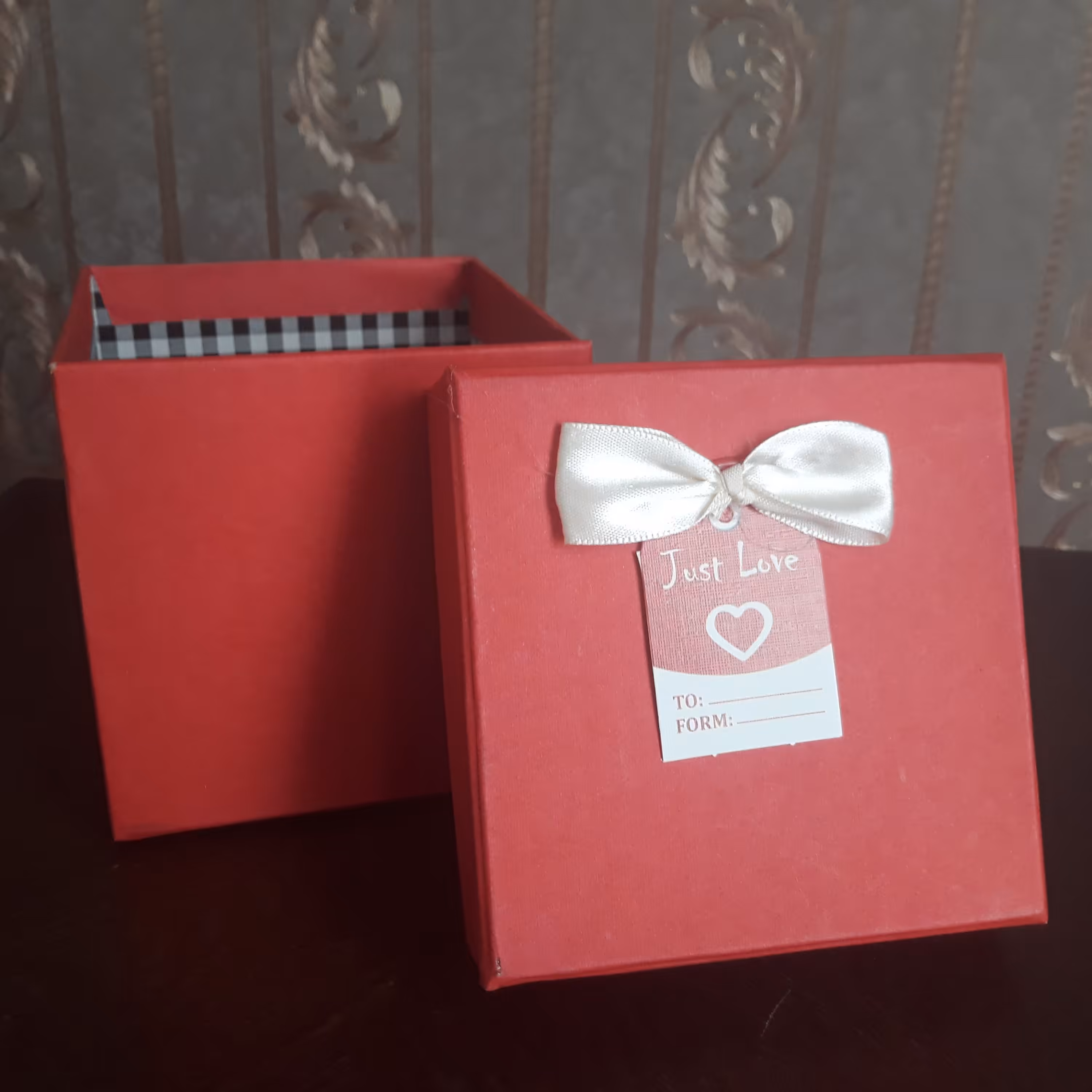 جعبه کادویی با پوشال رنگی