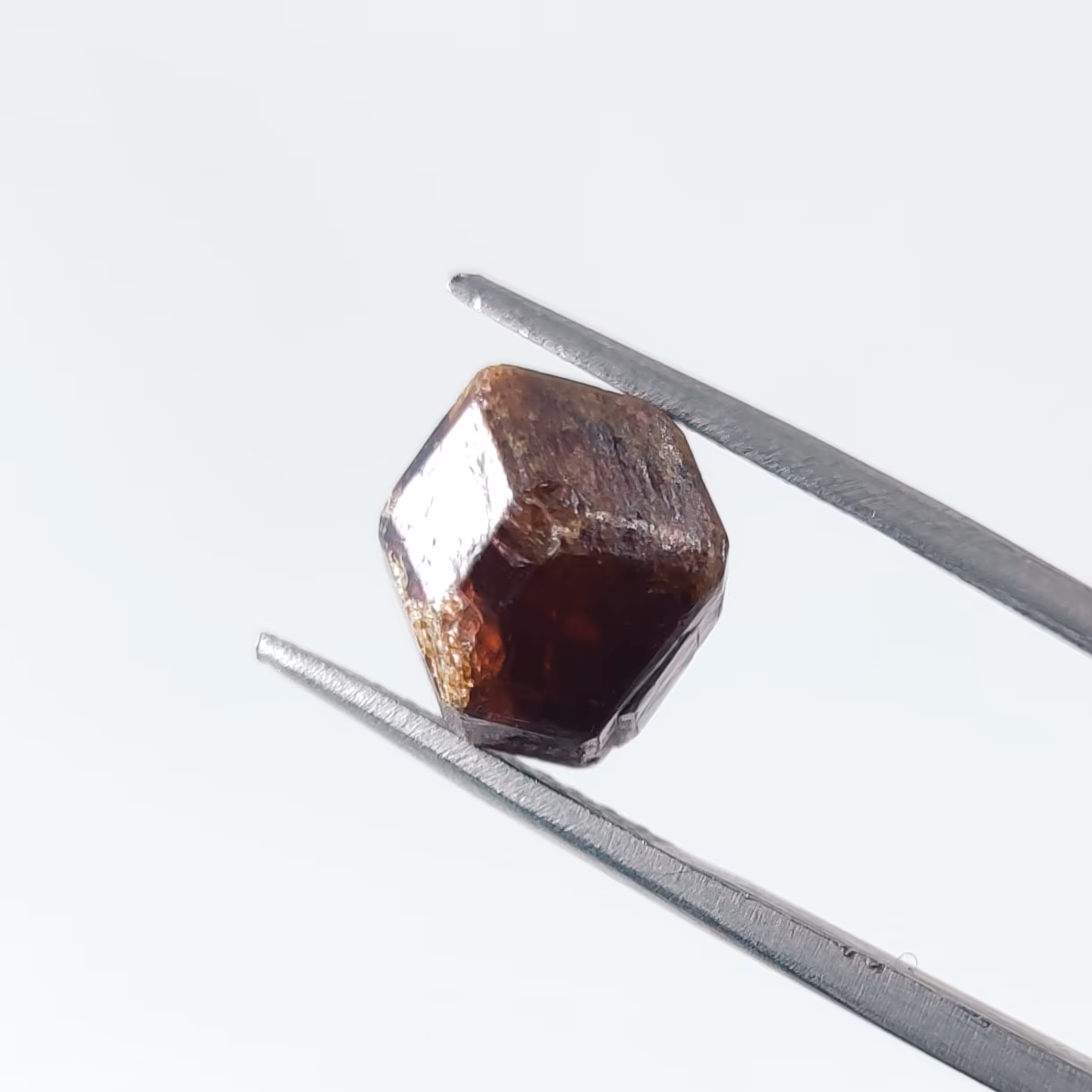 بلور چند وجهی سنگ گارنت سرخ ( آلماندین ) معدنی   