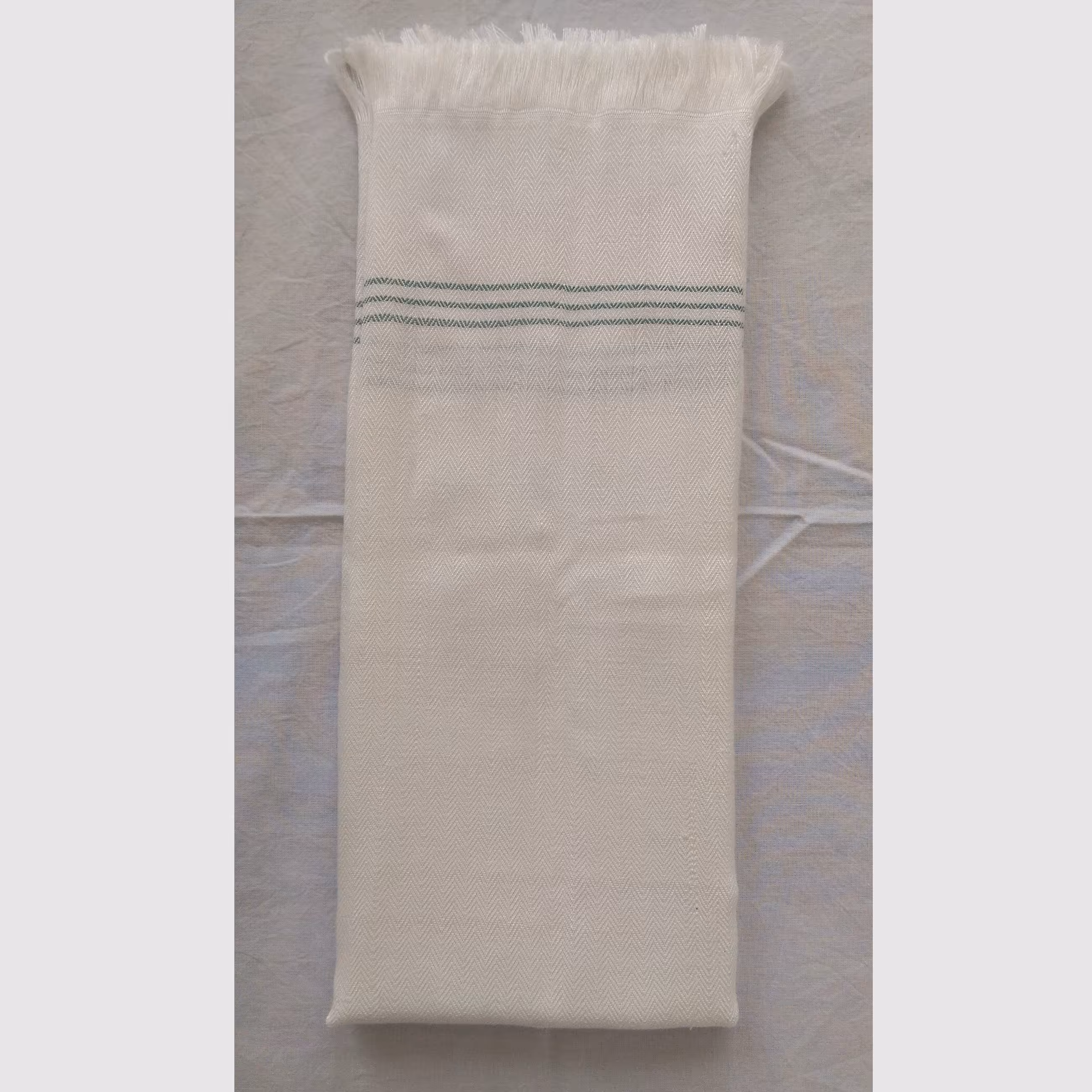 حوله دستباف دست و صورت ساده سفید با حاشیه های سبز لجنی