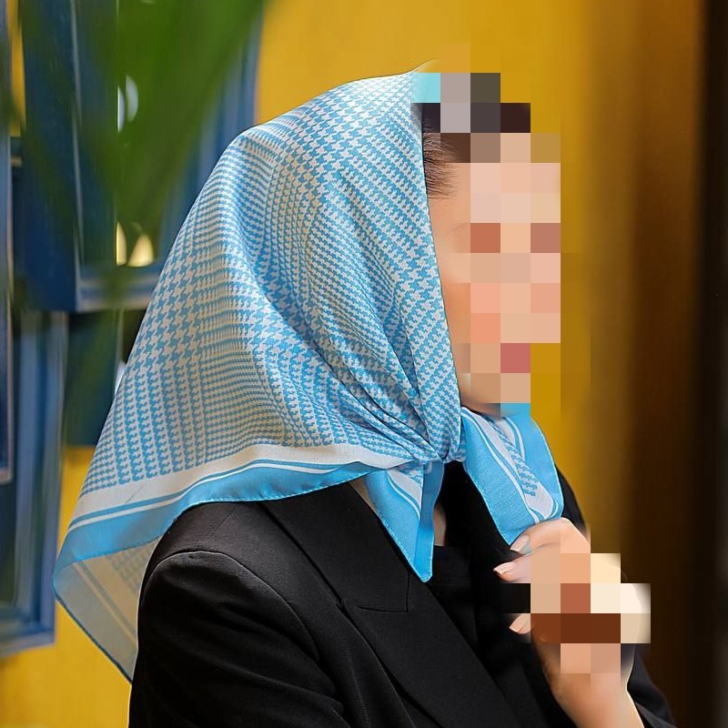 مینی اسکارف نخی آبی رنگ