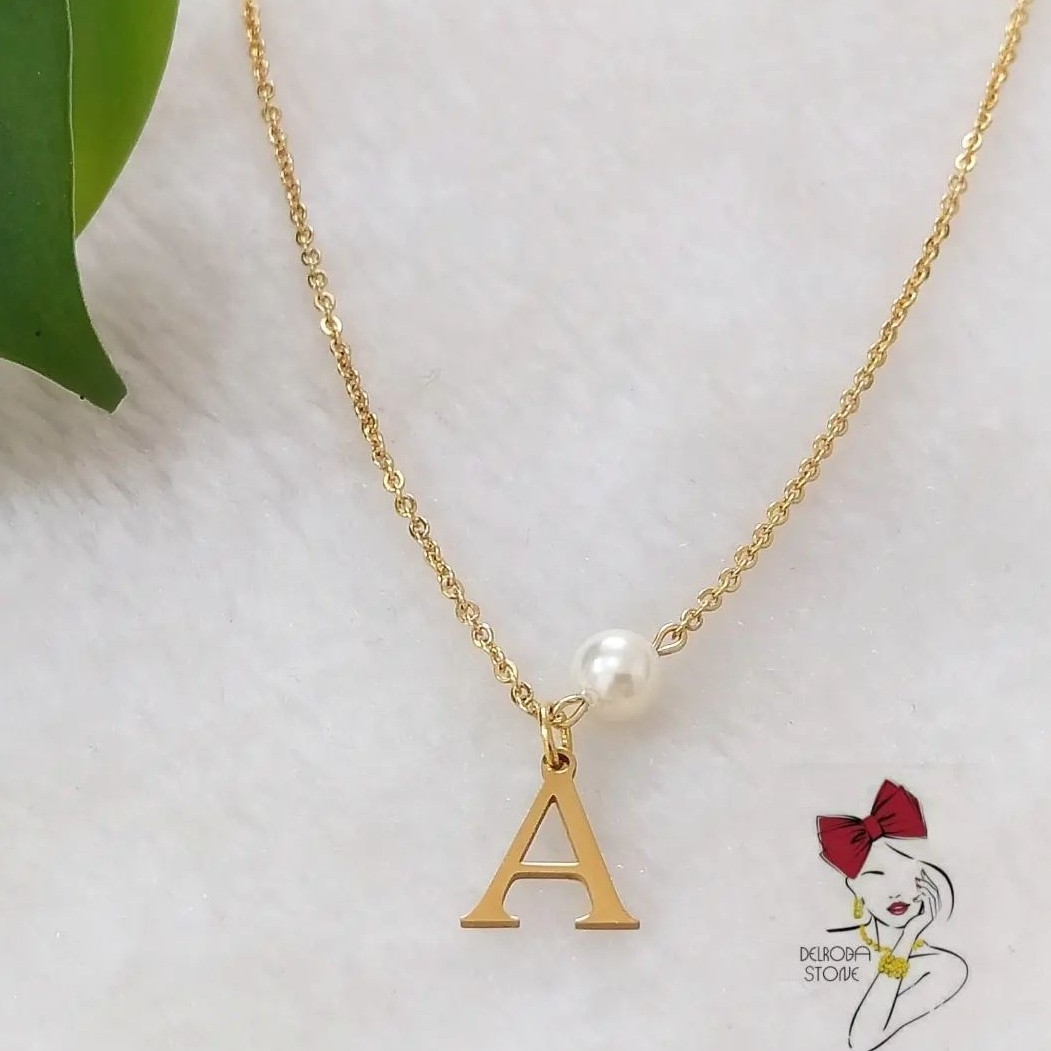 گردنبند زیبای مروارید و حروف لاتین. استیل و رنگ ثابت
