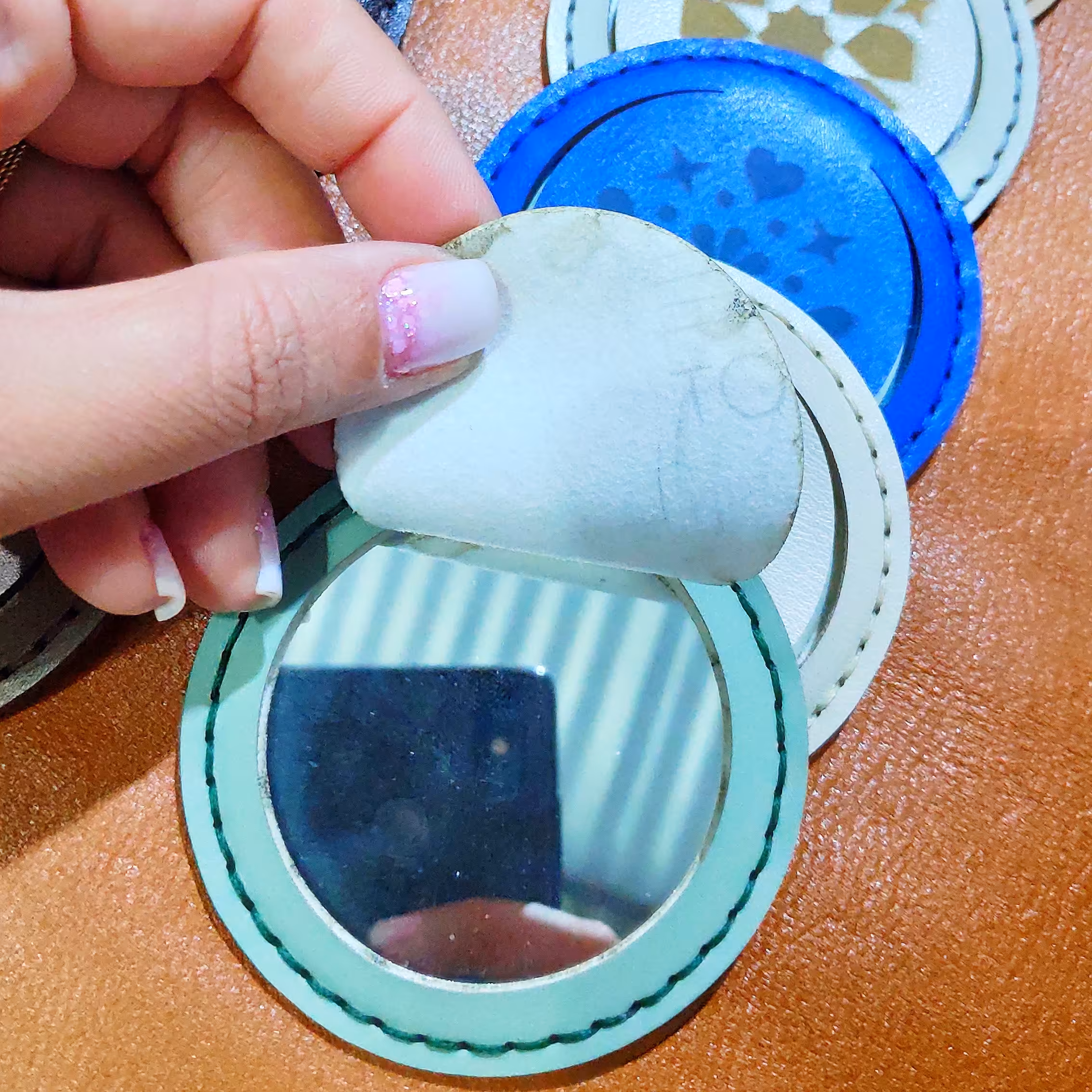 آینه جیبی چرمی.دستدوز با چرم طبیعی و مصنوعی دررنگبندی متنوع