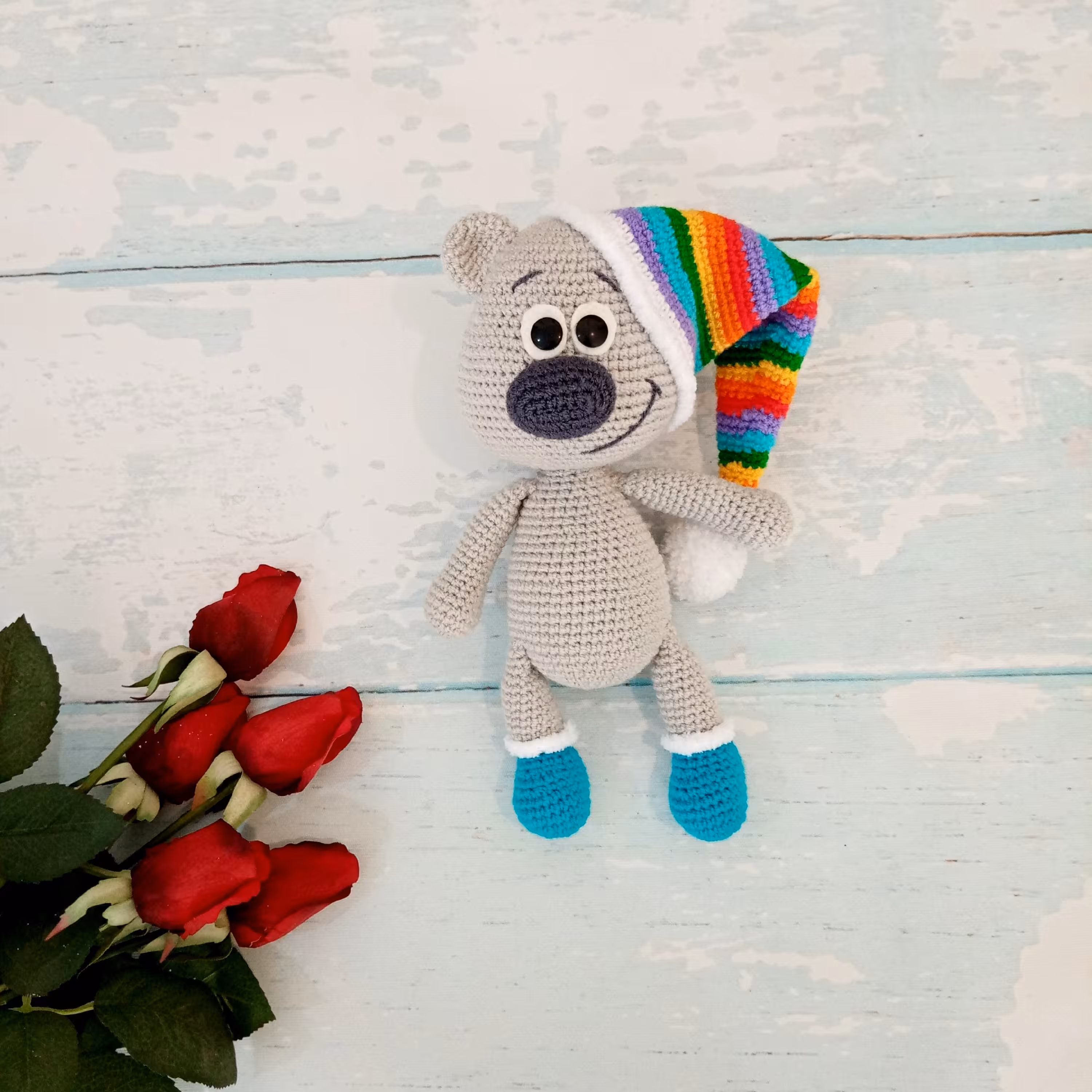 عروسک خرس ناول کاملا دست بافت وقابل شستشوکه باکاموای ایرانی بافته شده وقدش حدودا 23 سانتی متره