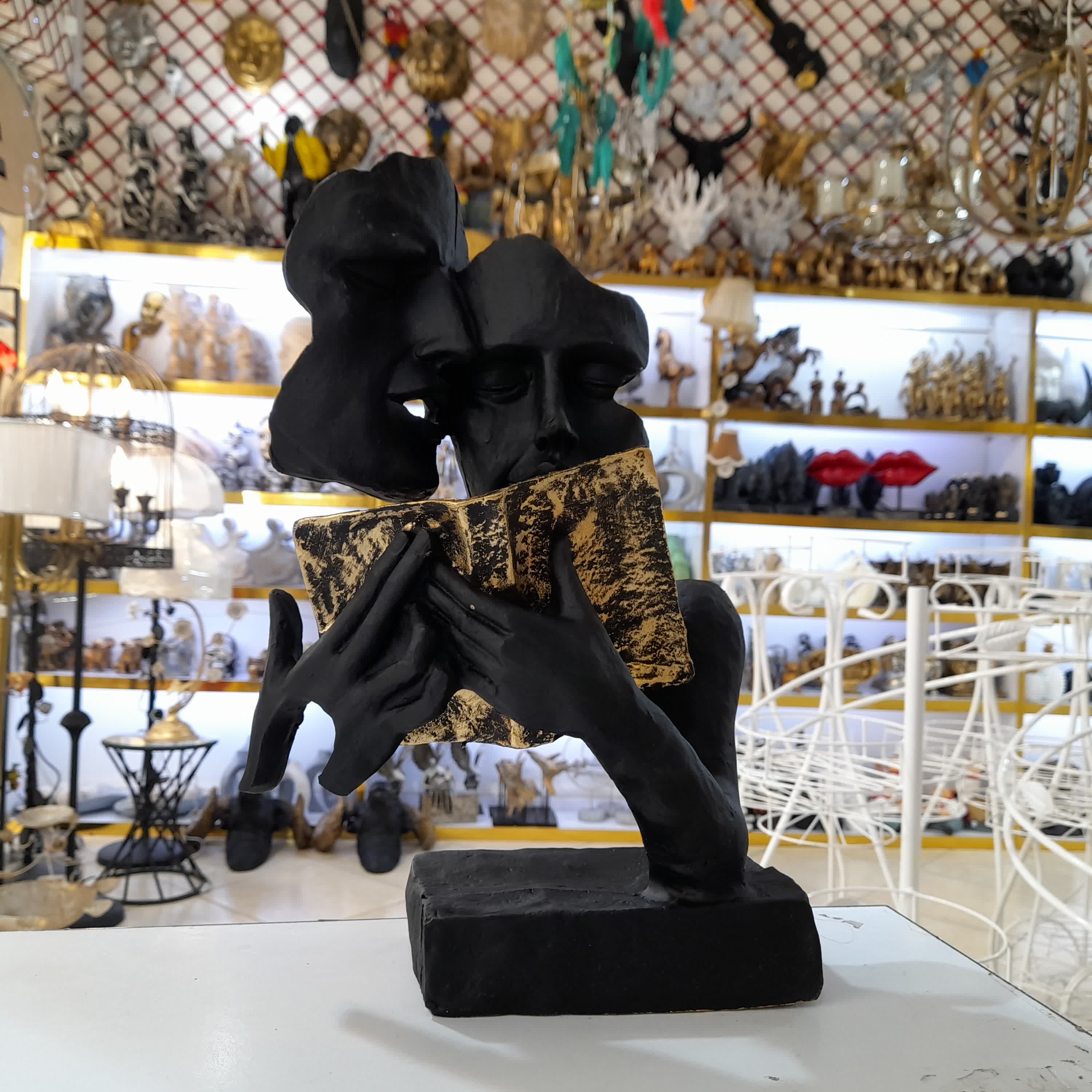 مجسمه طرح کتابخوان پلی استری ، مجسمه رخ عاشقانه مدرن ، مجسمه کتاب