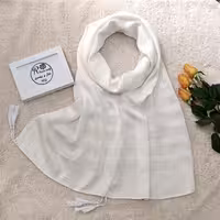 شال سفید نخ ابریشم جناقی دستک کریستال منگوله دار 