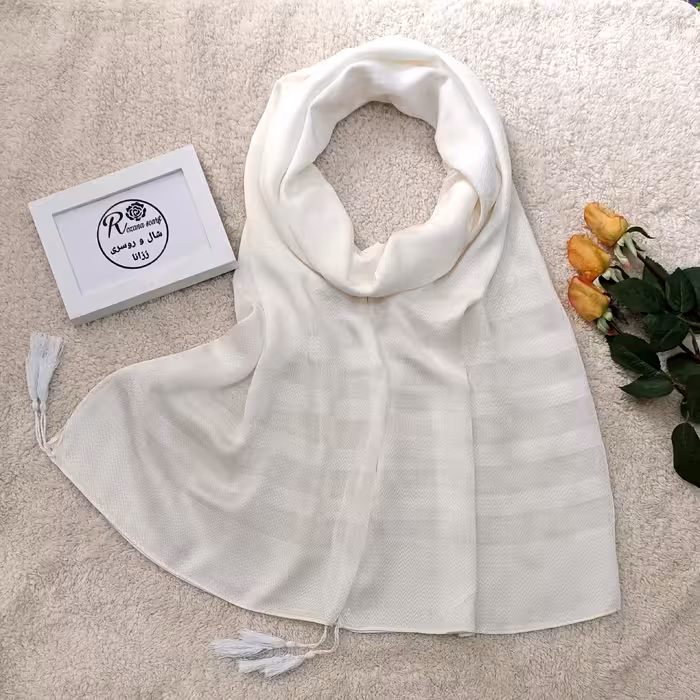 شال سفید نخ ابریشم جناقی دستک کریستال منگوله دار 