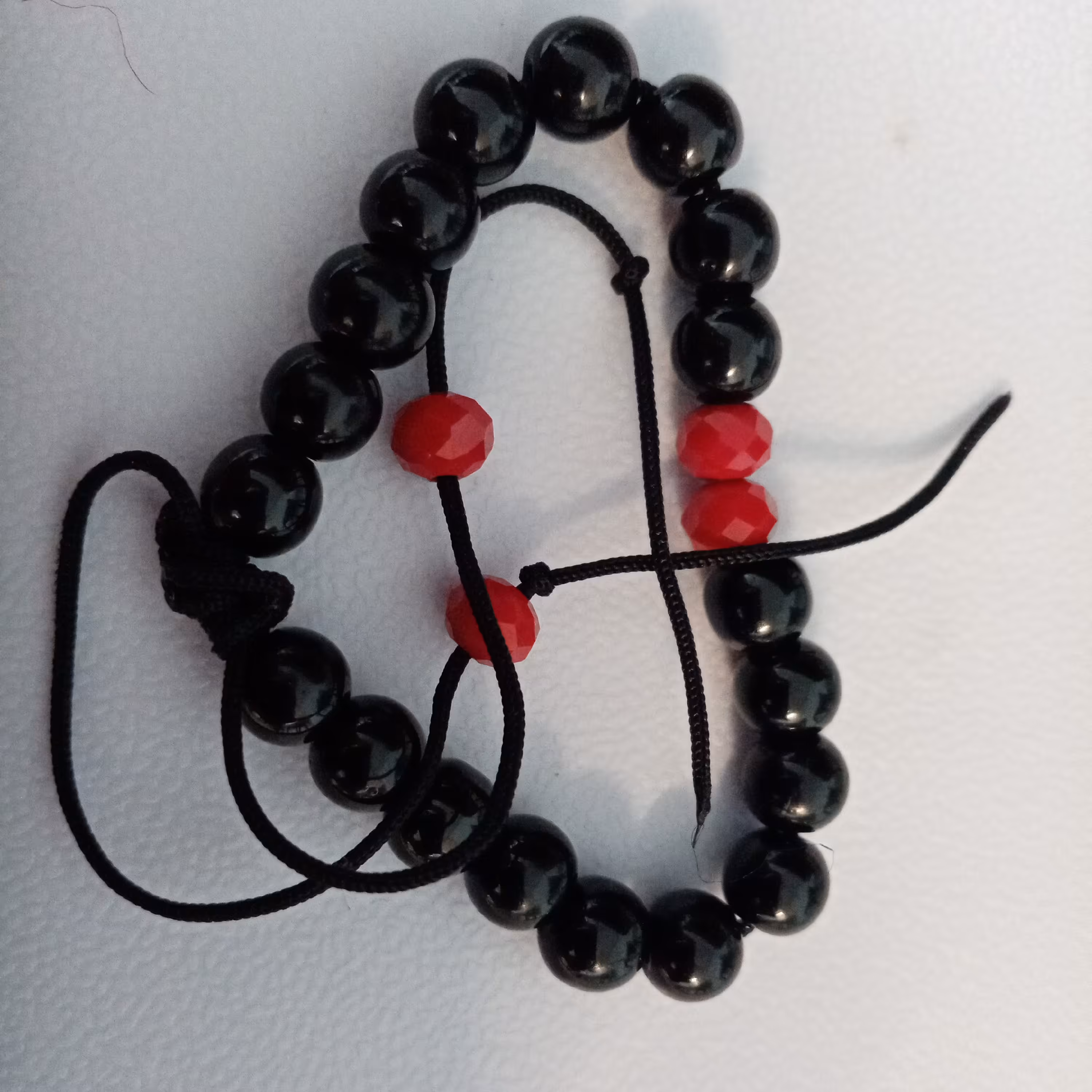 دستبند سیاه و قرمز