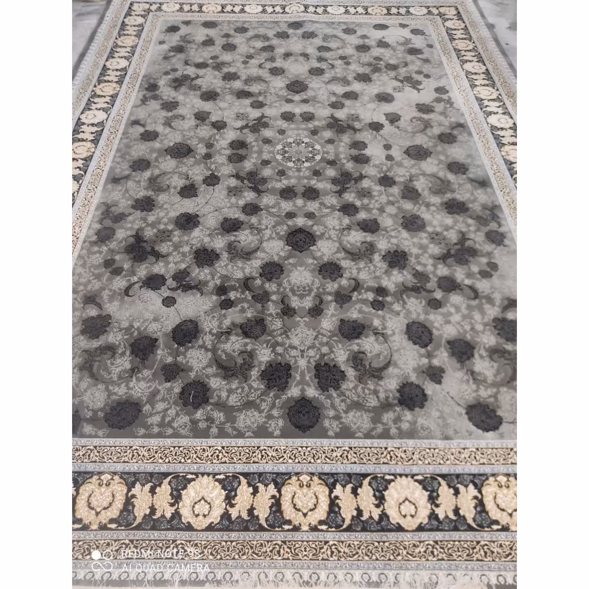 فرش ماشینی 700 شانه اصل تراکم 2550 طرح قصر وینتیج یا کهنه نما افشان زمینه دودی 9 متری جنس اکرولیک