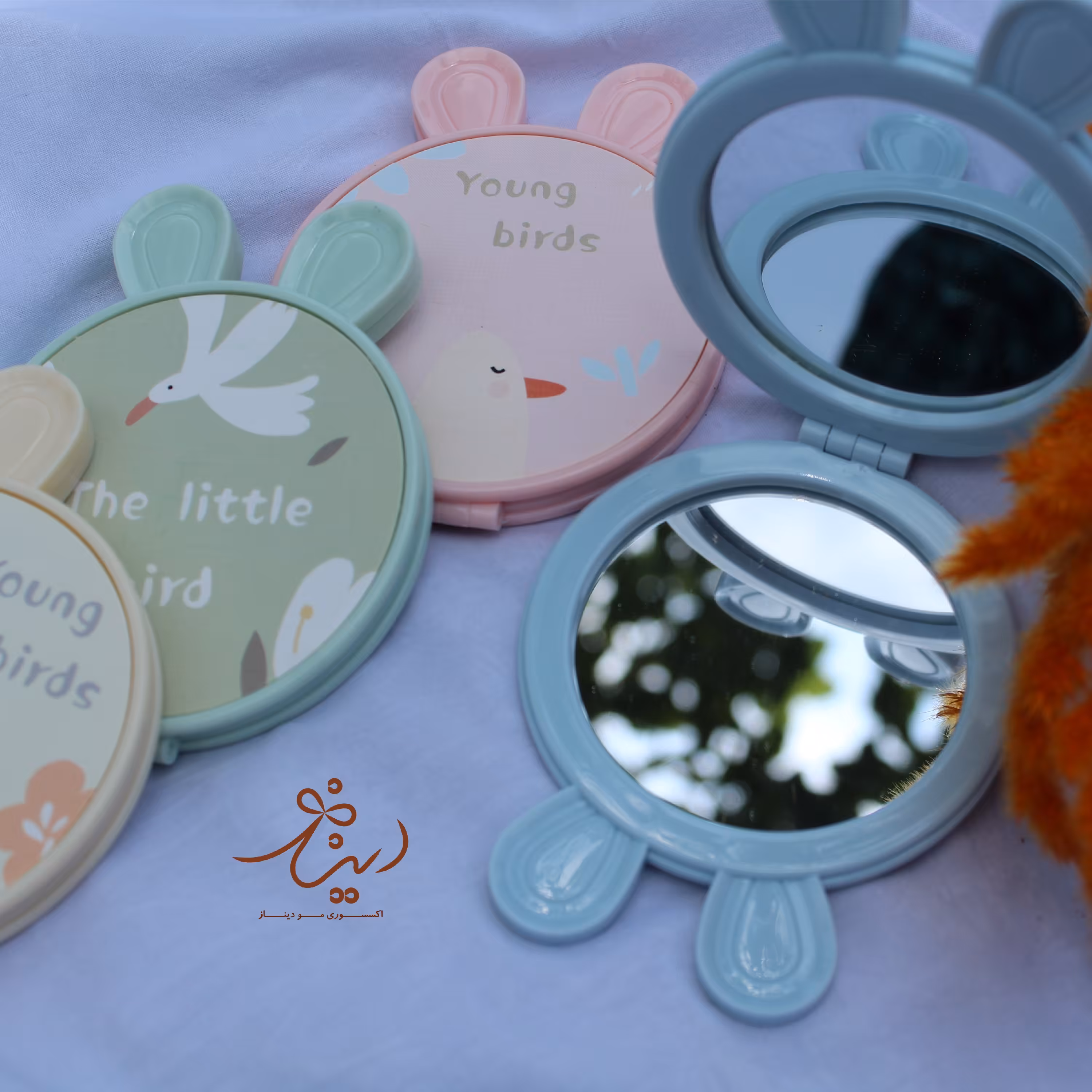 آینه  خرگوشی فانتزی. در 6طرح ورنگ زیبا و متنوع. دو طرف درب آینه دار د