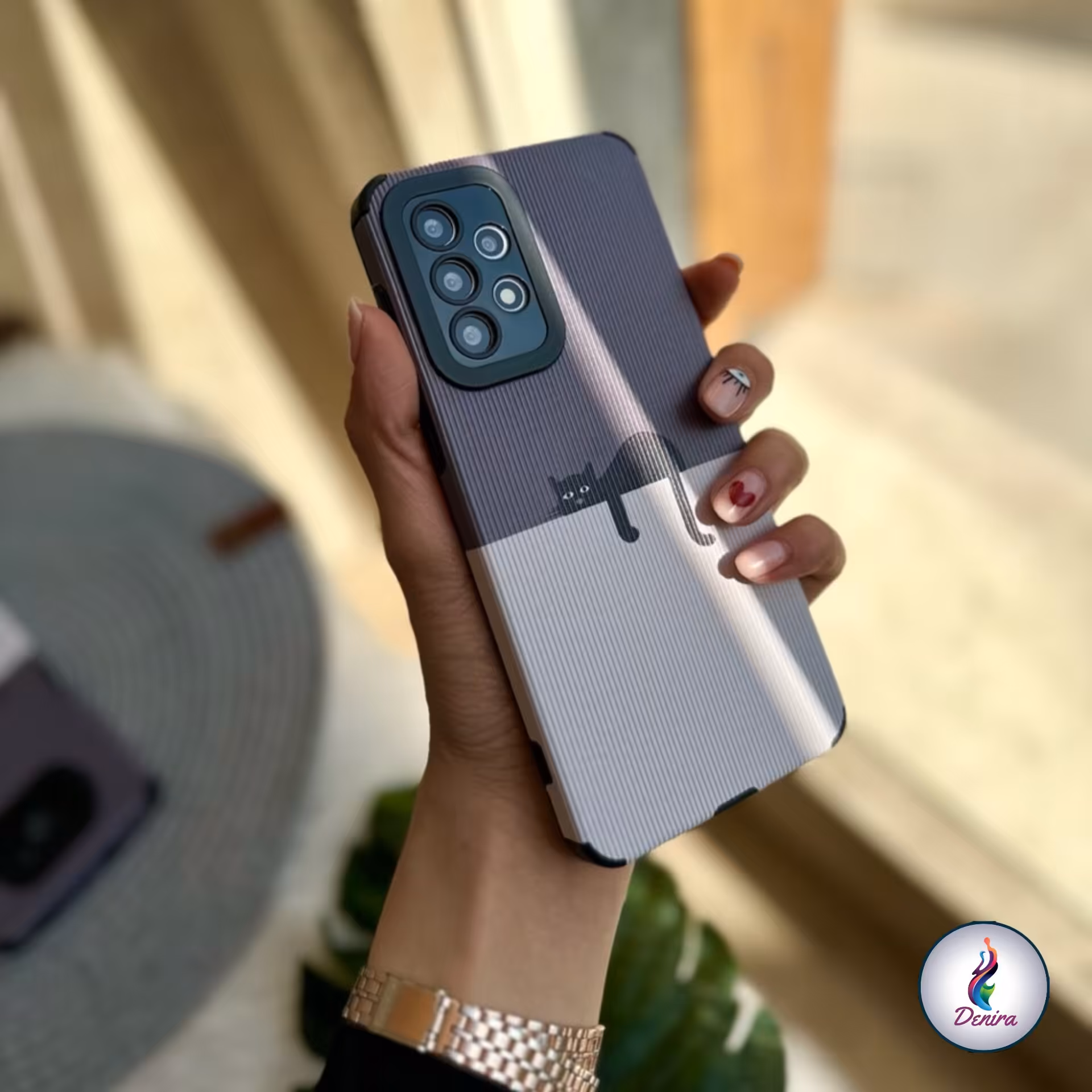 قاب گوشی گربه روی دیوار