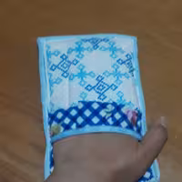 سفره پاک کن .رنگ مخلوط ابی و قرمز.طول متوسط.سایز تقریبا 15 سانت