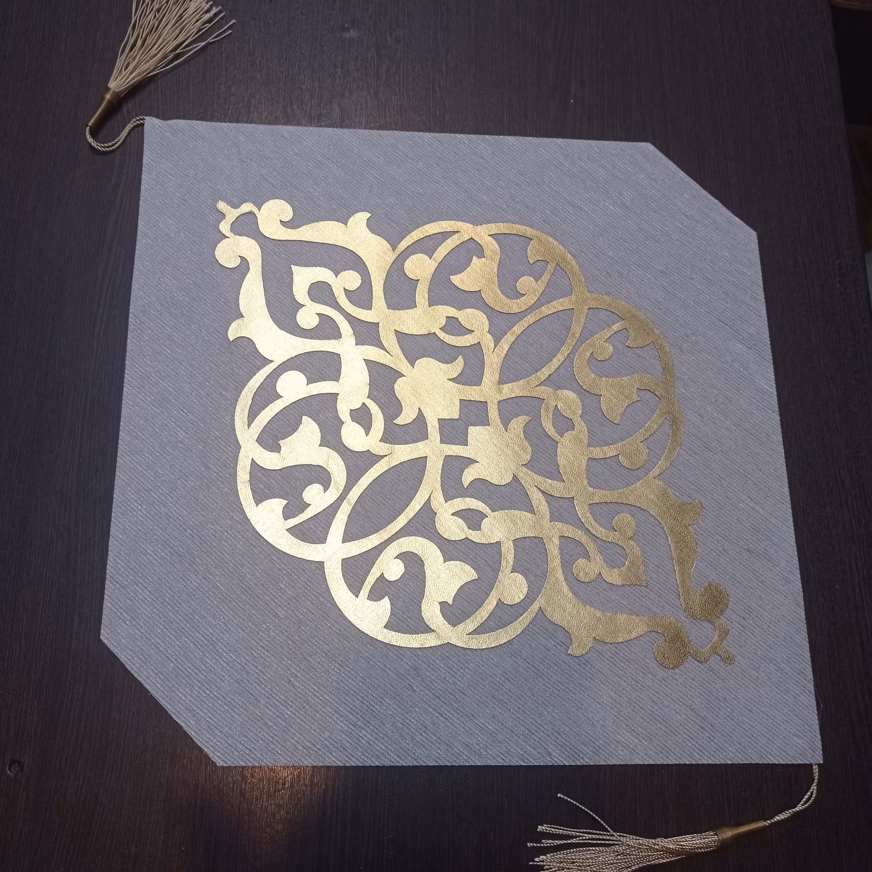 عسلی مخمل چرم تک مدل رومی سایز 30*30 منگوله دار 