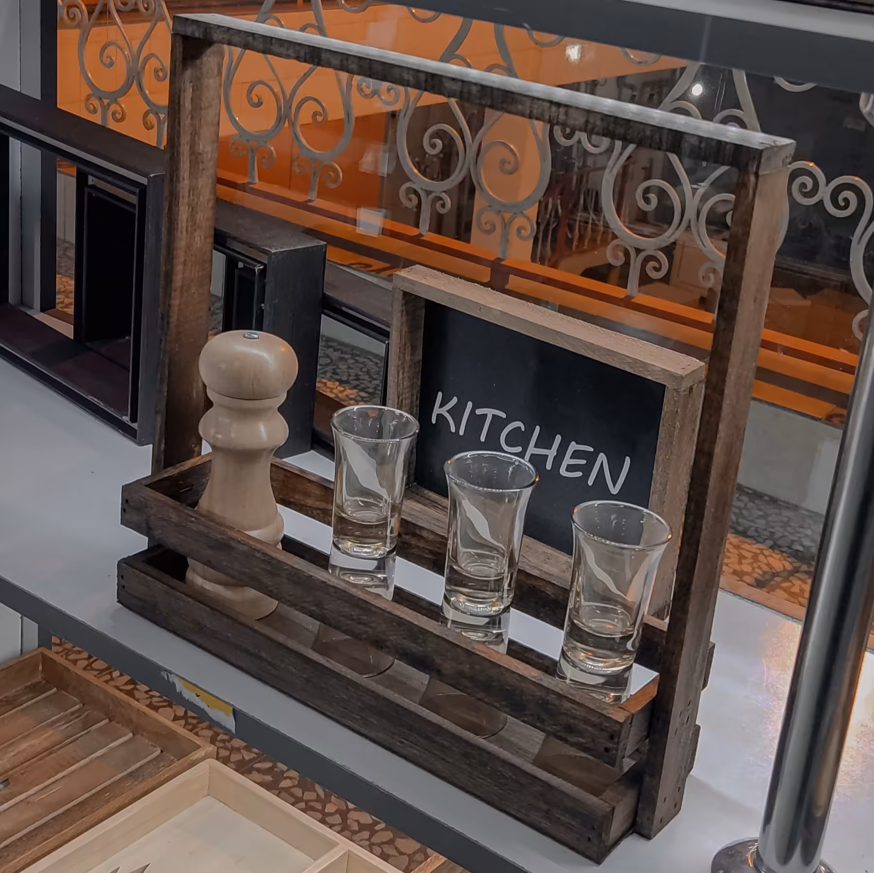 استند چوبی مدل کرال