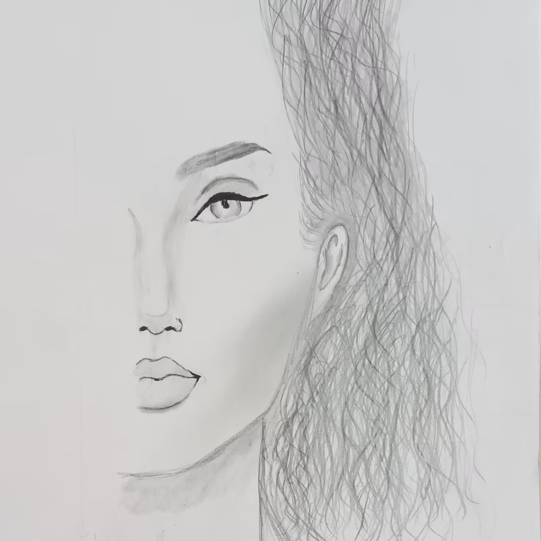 طراحی نیم چهره دختر زیبا با مداد معمولی و سیاه