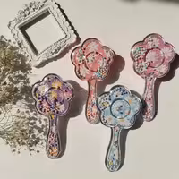 برس ،برس آکواریومی  طرح بابونه ، دندونه های برس سیلیکونی هستن و مو رو اذیت نمیکنن قابل استفاده از نوزادی    