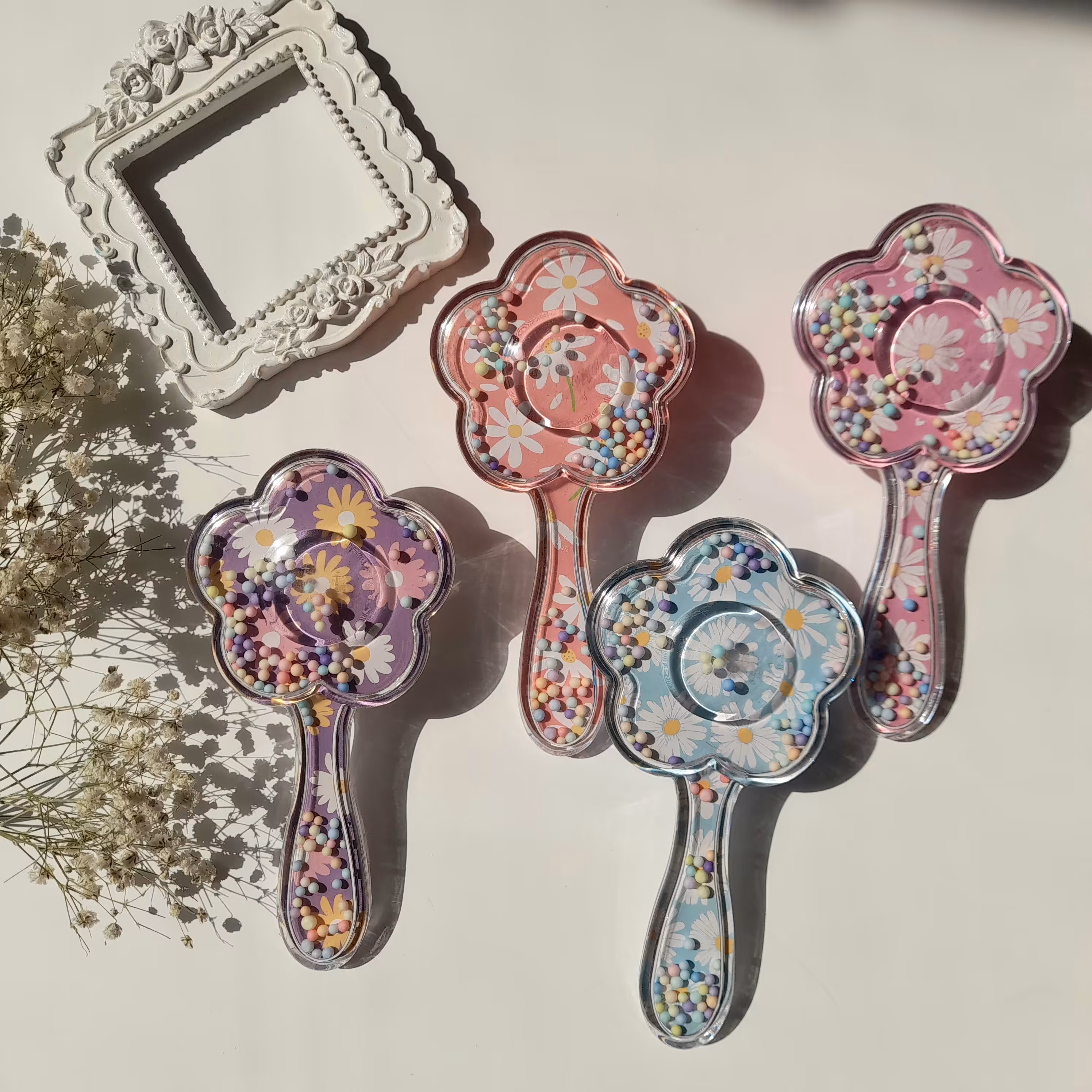 برس ،برس آکواریومی  طرح بابونه ، دندونه های برس سیلیکونی هستن و مو رو اذیت نمیکنن قابل استفاده از نوزادی    