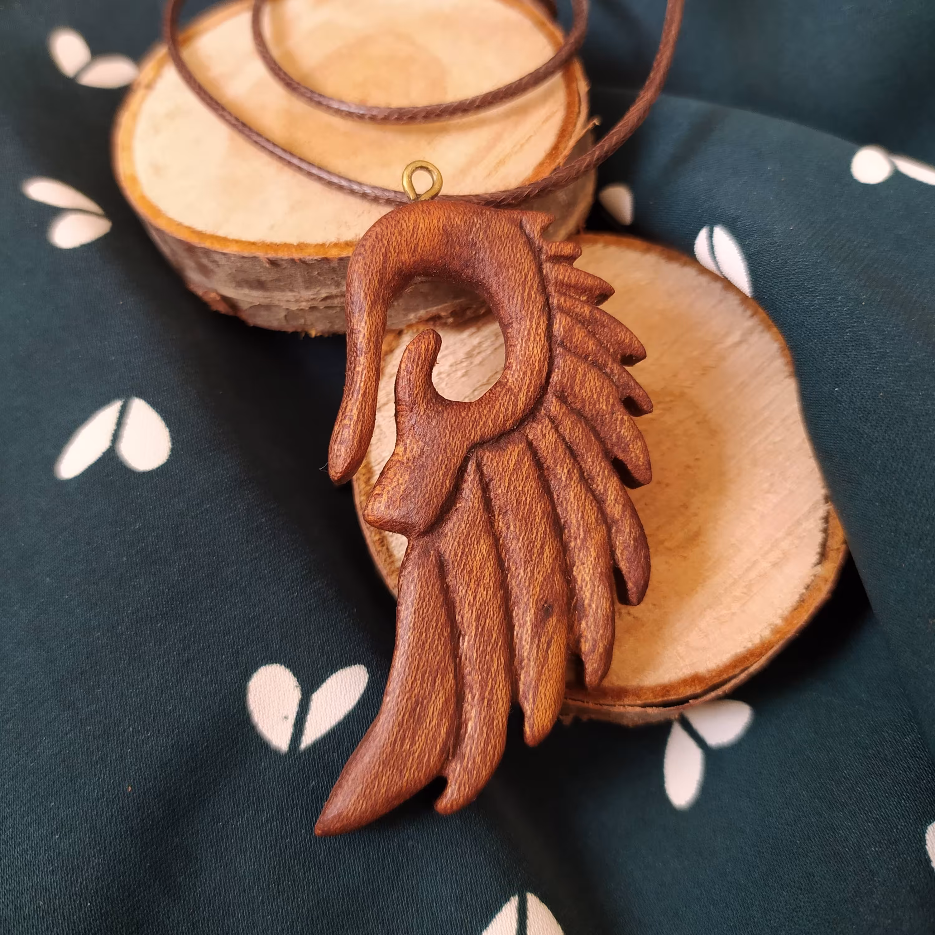 گردنبند چوبی بال