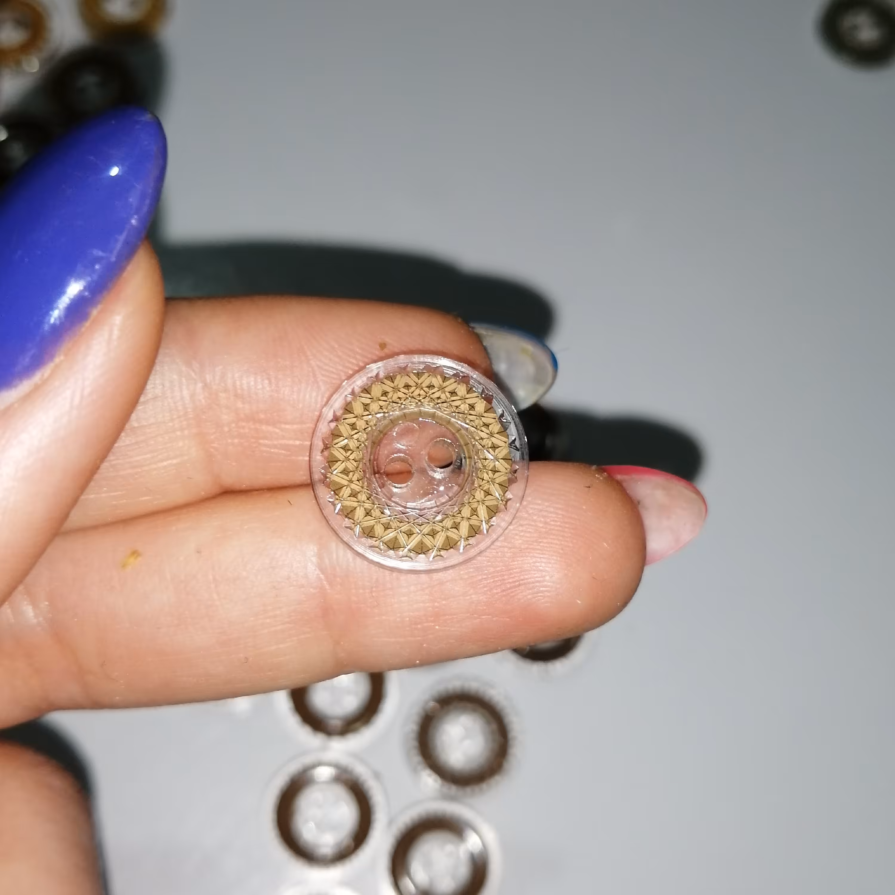 دکمه لباس کوچک قهوه ای  1 طرح گل  دار بسته 5 عددی 