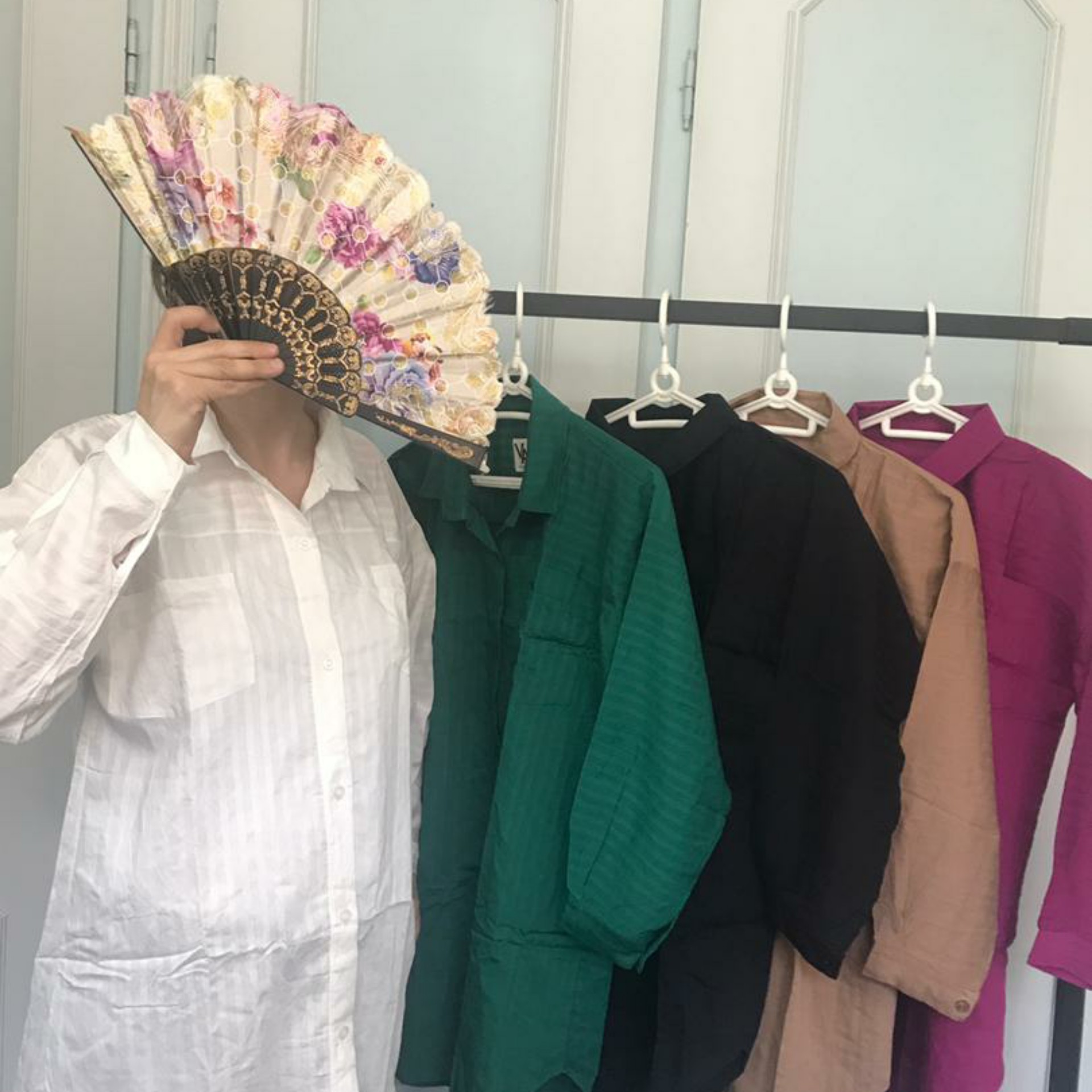  مانتو  زنانه  اطلسی مناسب تا سایز 46 رنگ بندی جذاب