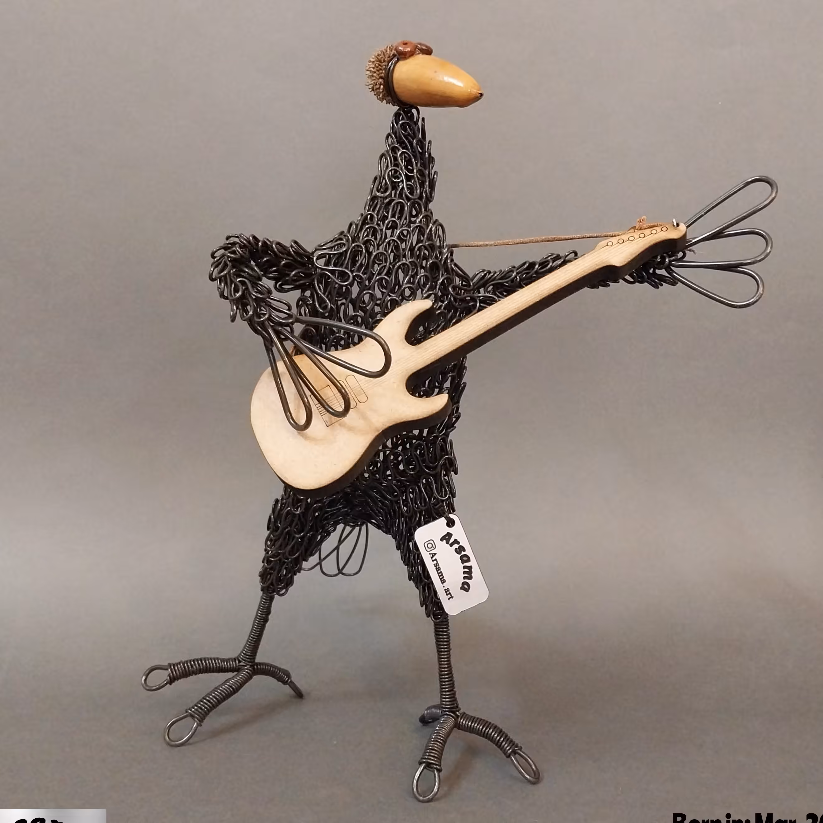 مجسمه دستساز مفتولی گیتاریست.با کد اختصاصی ساخته شده با مفتول ارتفاع حدود 30 سانت.