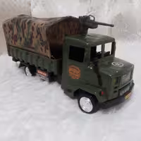 کامیون چریکی  تاکتیکال نظامی با تیربار روی سقف و نوستالژی 