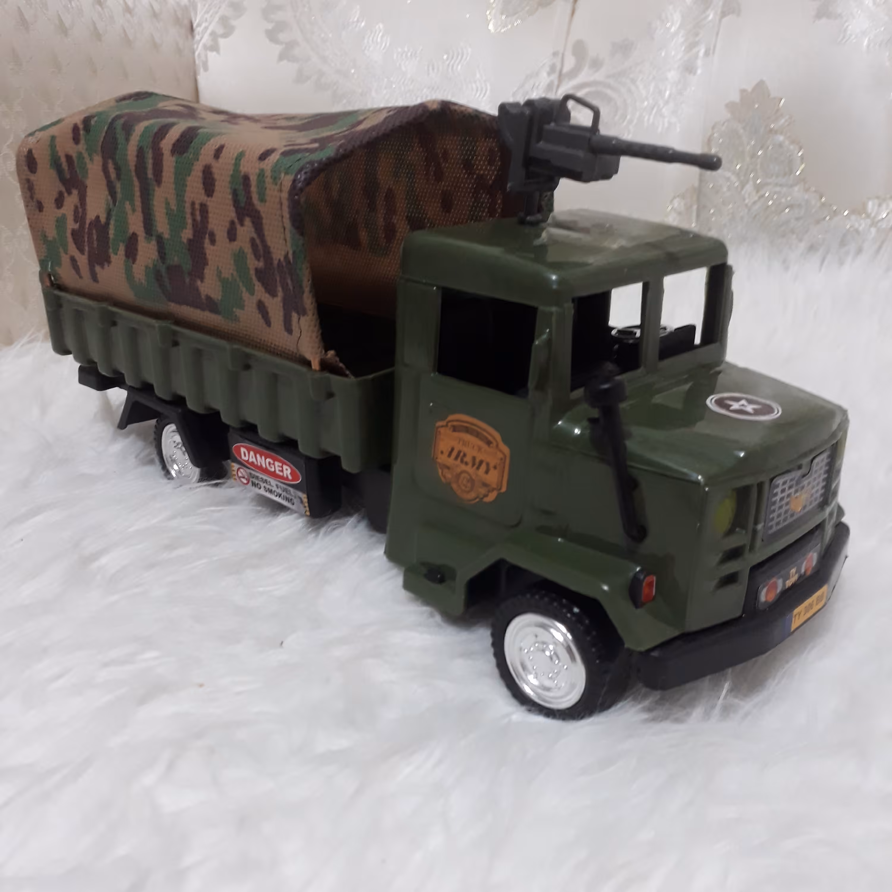 کامیون چریکی  تاکتیکال نظامی با تیربار روی سقف و نوستالژی 