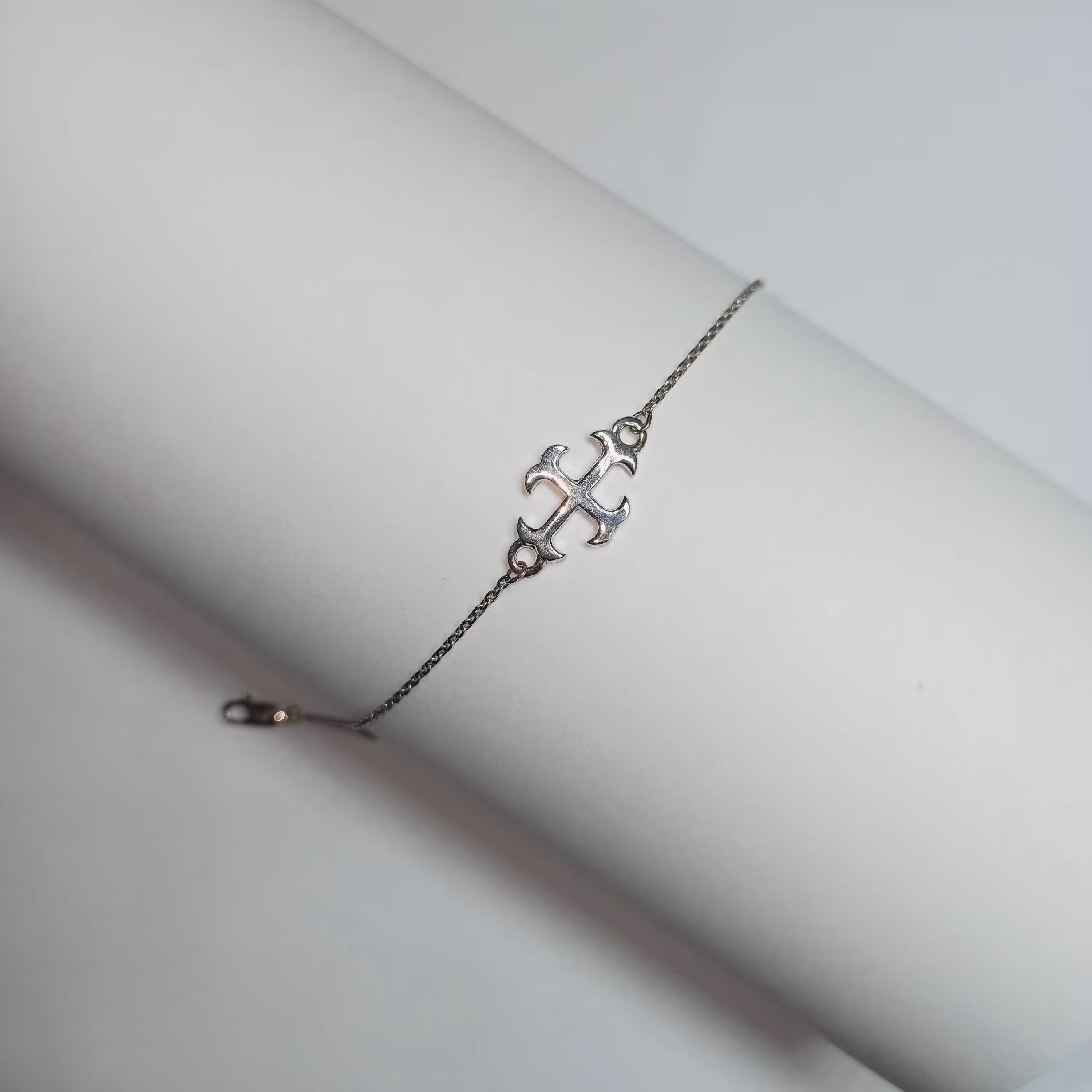 دستبند نقره 925 طرح صلیب با آبکاری طلا
مناسب هدیه  برای بانوان و دختران جوان