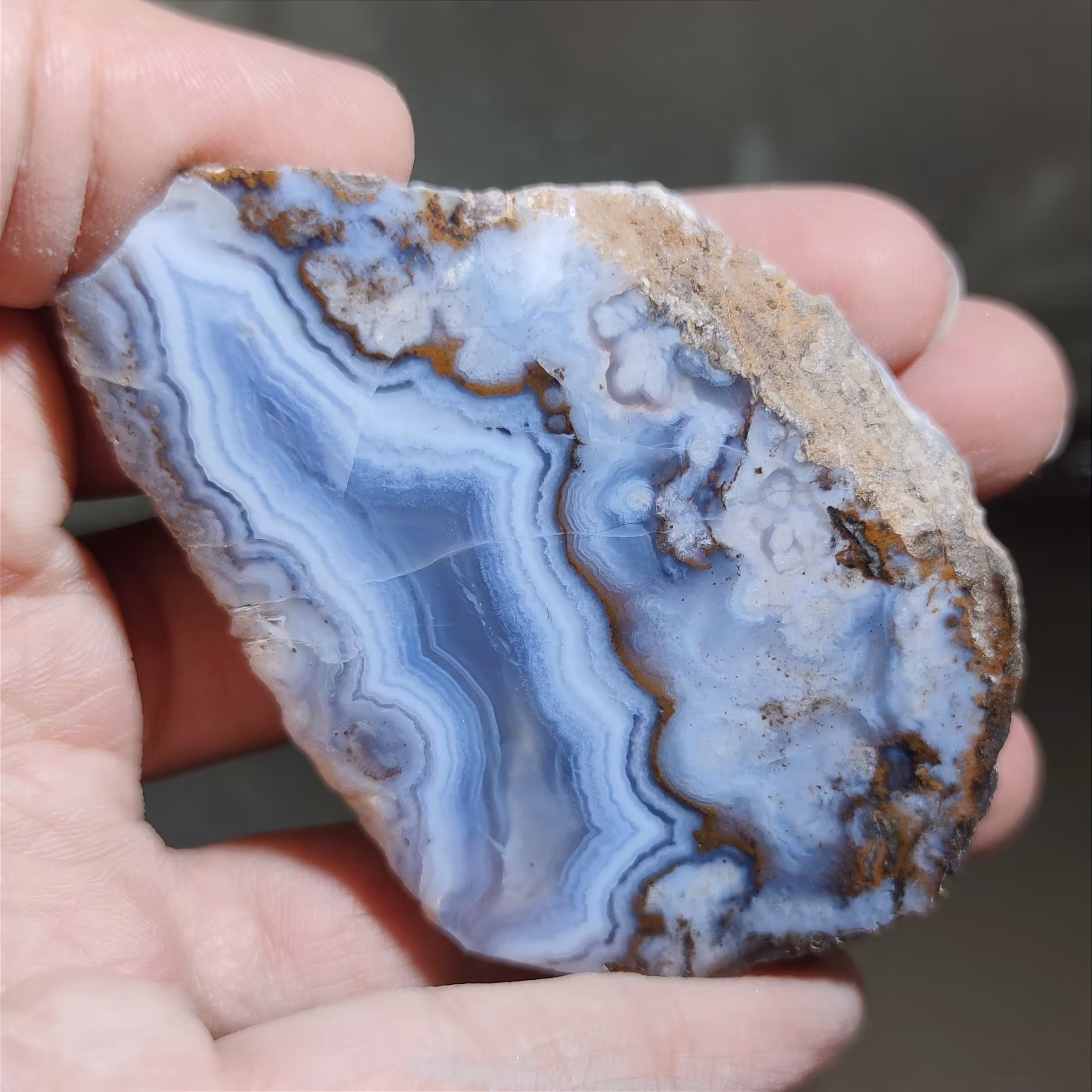 سنگ عقیق سلیمانی آبی کاملا طبیعی پولیش خورده بسیار کمیاب و کلکسیونی 