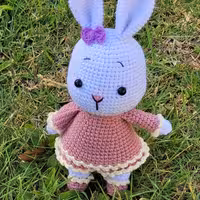 عروسک بافتنی خرگوش با لباس صورتی گوگولی