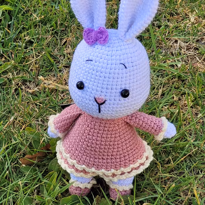 عروسک بافتنی خرگوش با لباس صورتی گوگولی