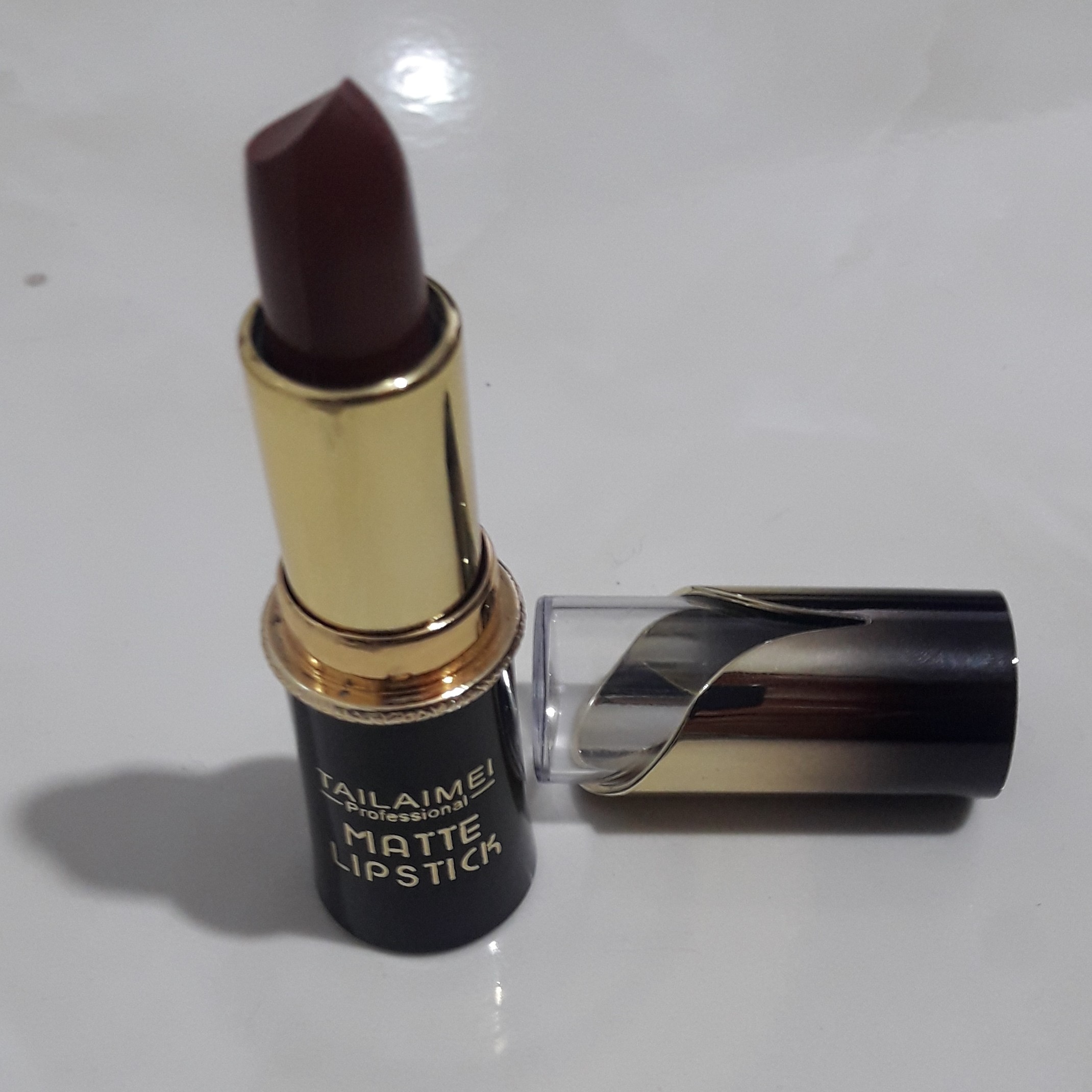 رژلب MATTELIpSTICKبسیار زیبا وخوش رنگ قهوه ای تیره و ماندگار باکیفیت برای خانمهای مشکل پسند وزیبا