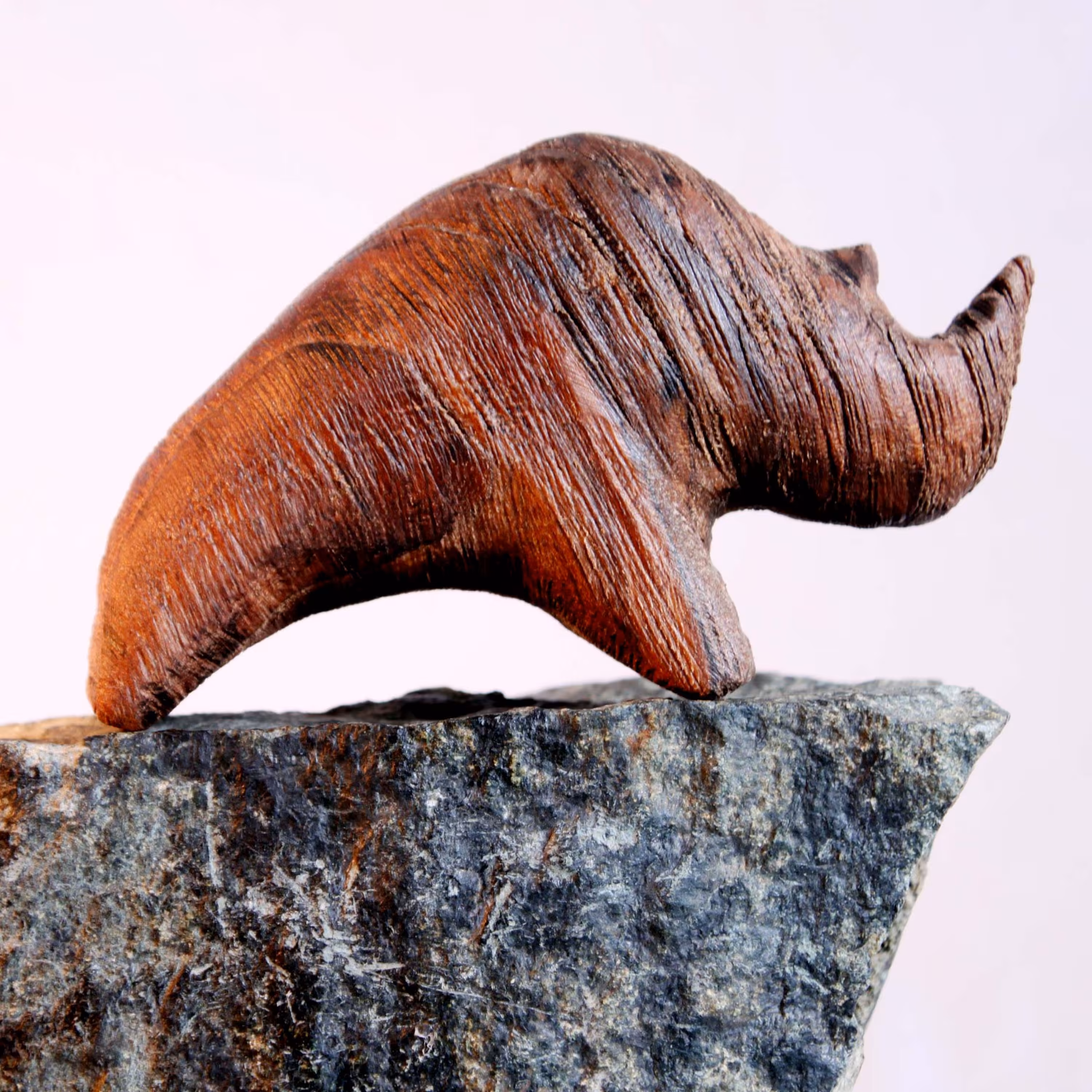 مجسمه کرگدن دست ساز چوب داغداغان طرح  کرگدن کنیایی