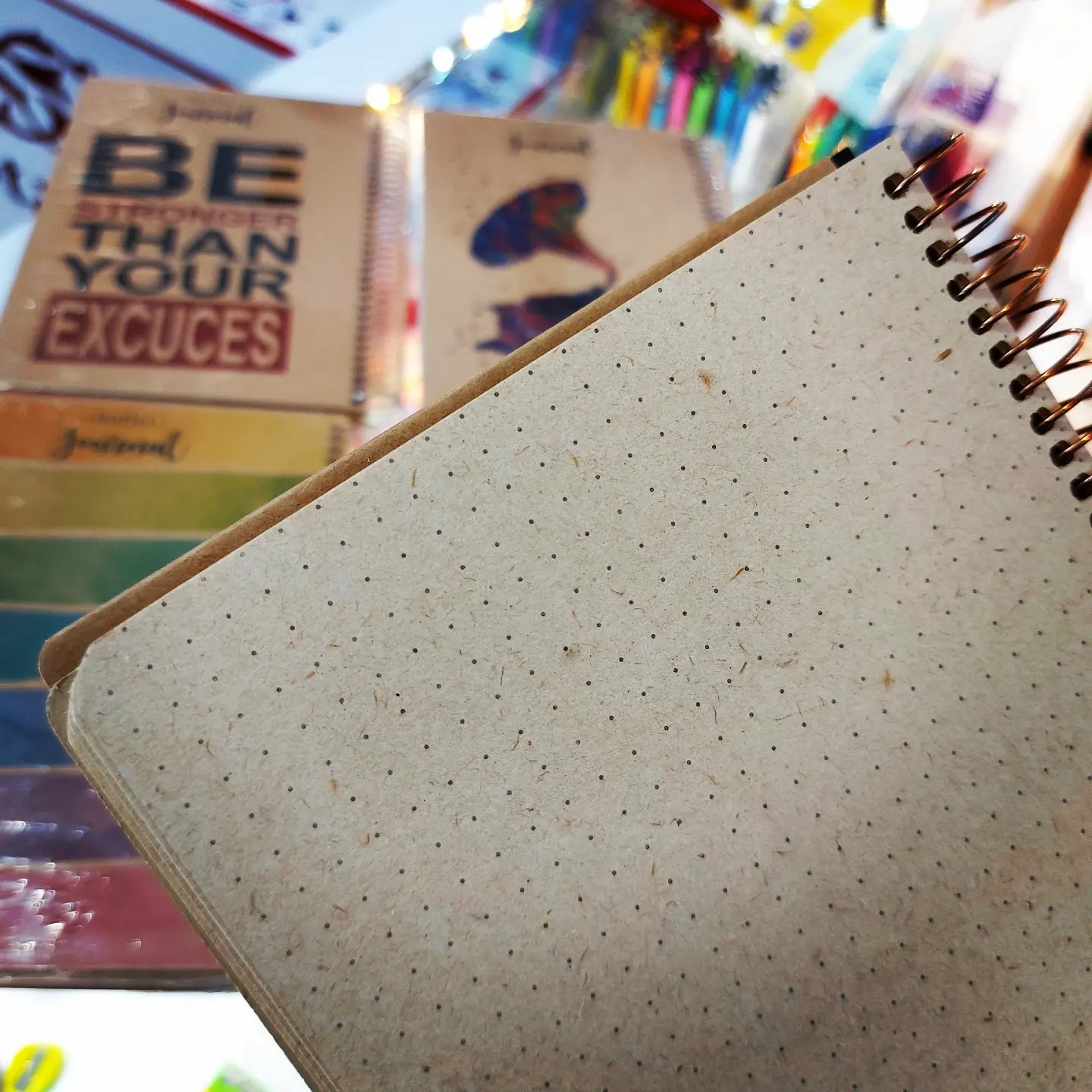 دفتر صفحه نقطه ای (Bullet Journal) با کاغذ نخودی
