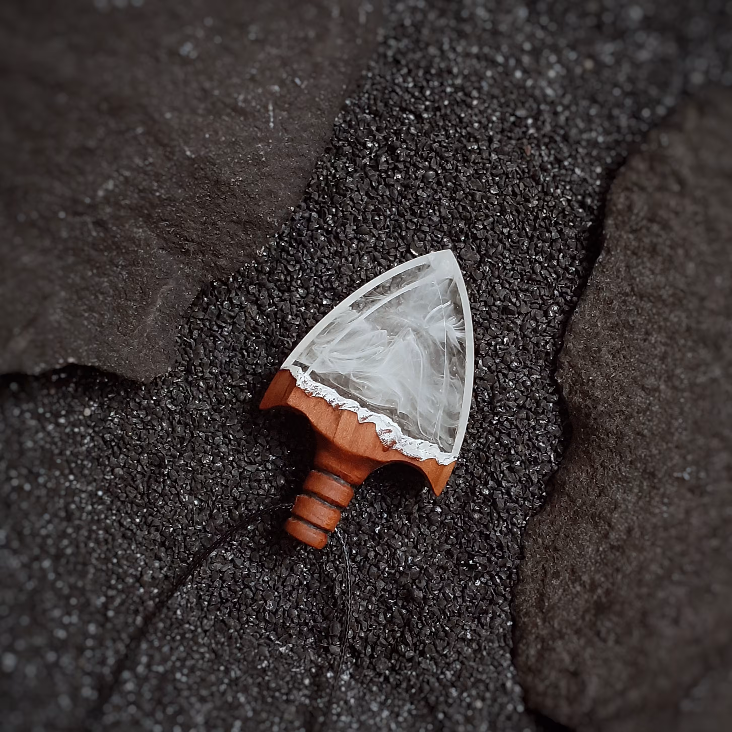 گردنبند دست ساز چوب و رزین طرح نیزه،تراش و کیفیت بی نظیر بهمراه ارسال رایگان