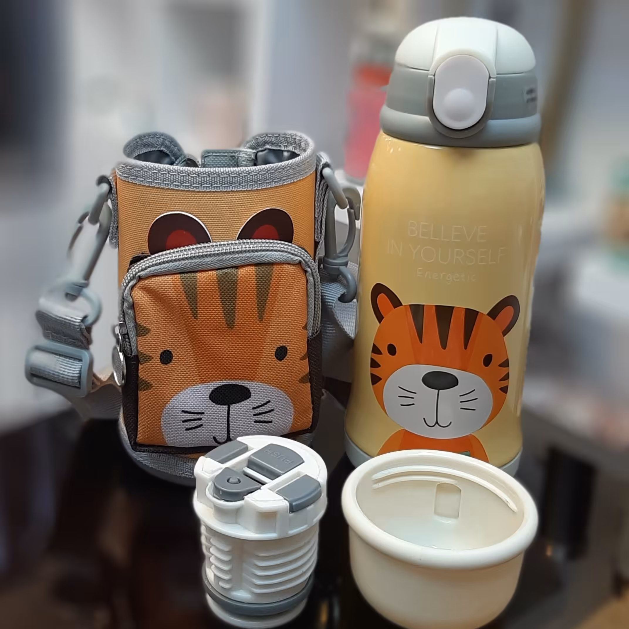 قمقمه/فلاسک  کاوردار جیب دار دوسره کودک (هم سر نی دار و هم سر فلاسکی دارد ) حجم 600 میل استیل  رنگ نارنجی