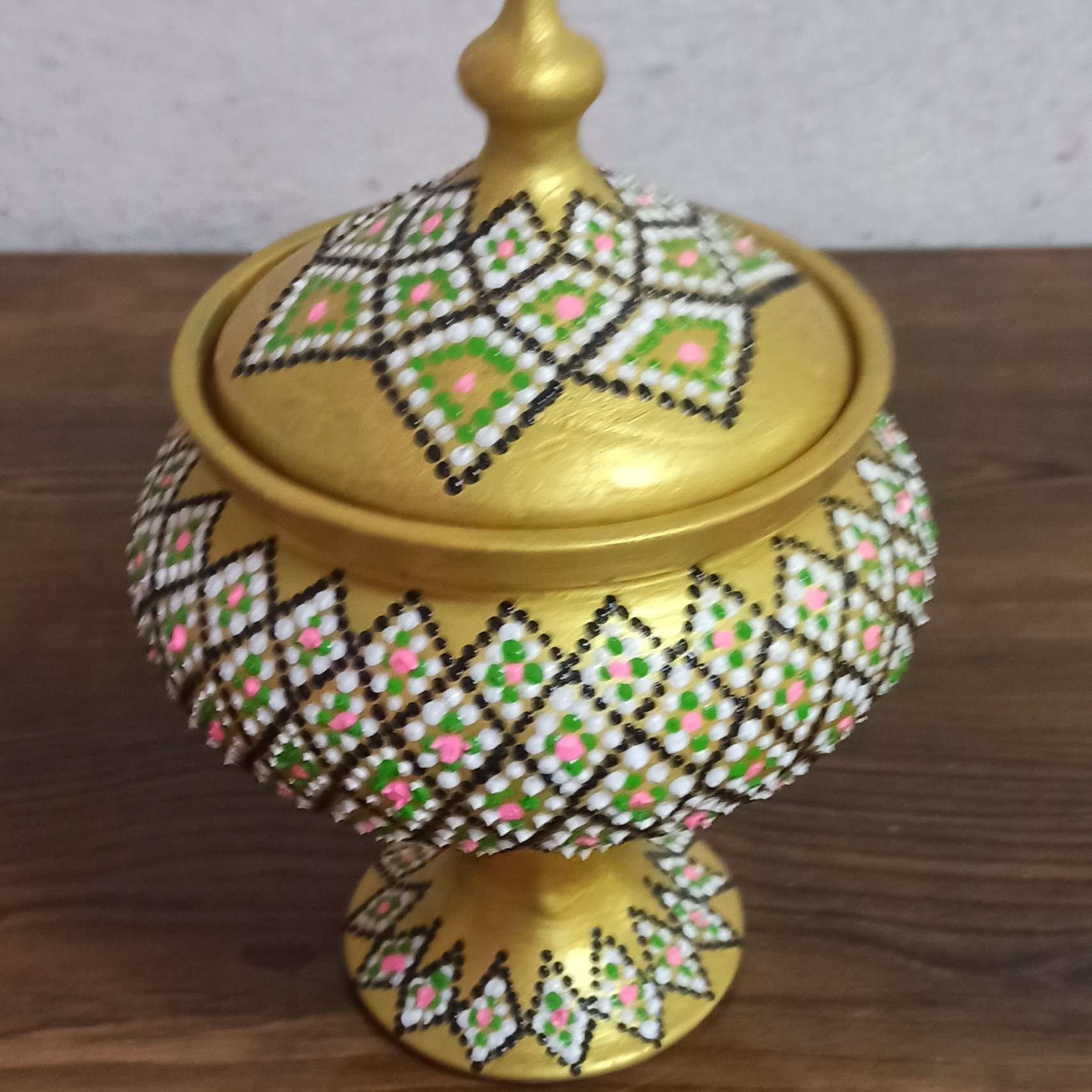 شکلات خوری طلایی پایه دار نقطه کوب
