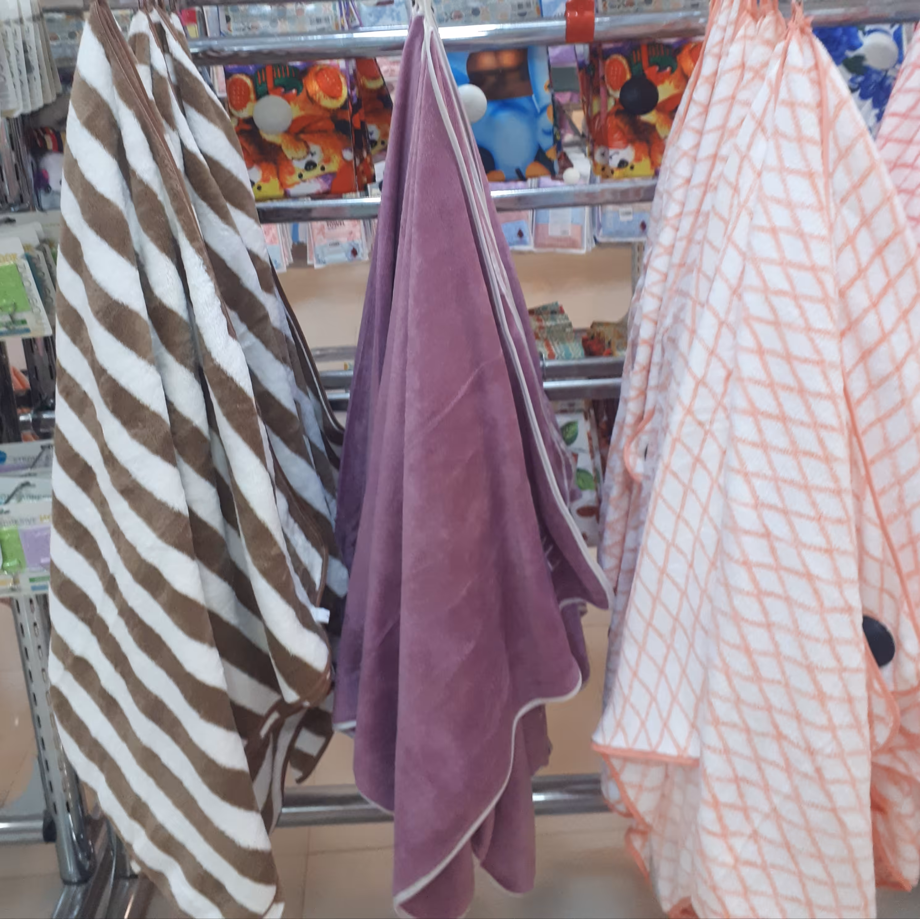 حوله های استخری  راه راه سایز140×70دارای نمگیری فوقالعاده عالی و جذاب رطوبت و وزن سبک مناسب سفر و استخر و منزل