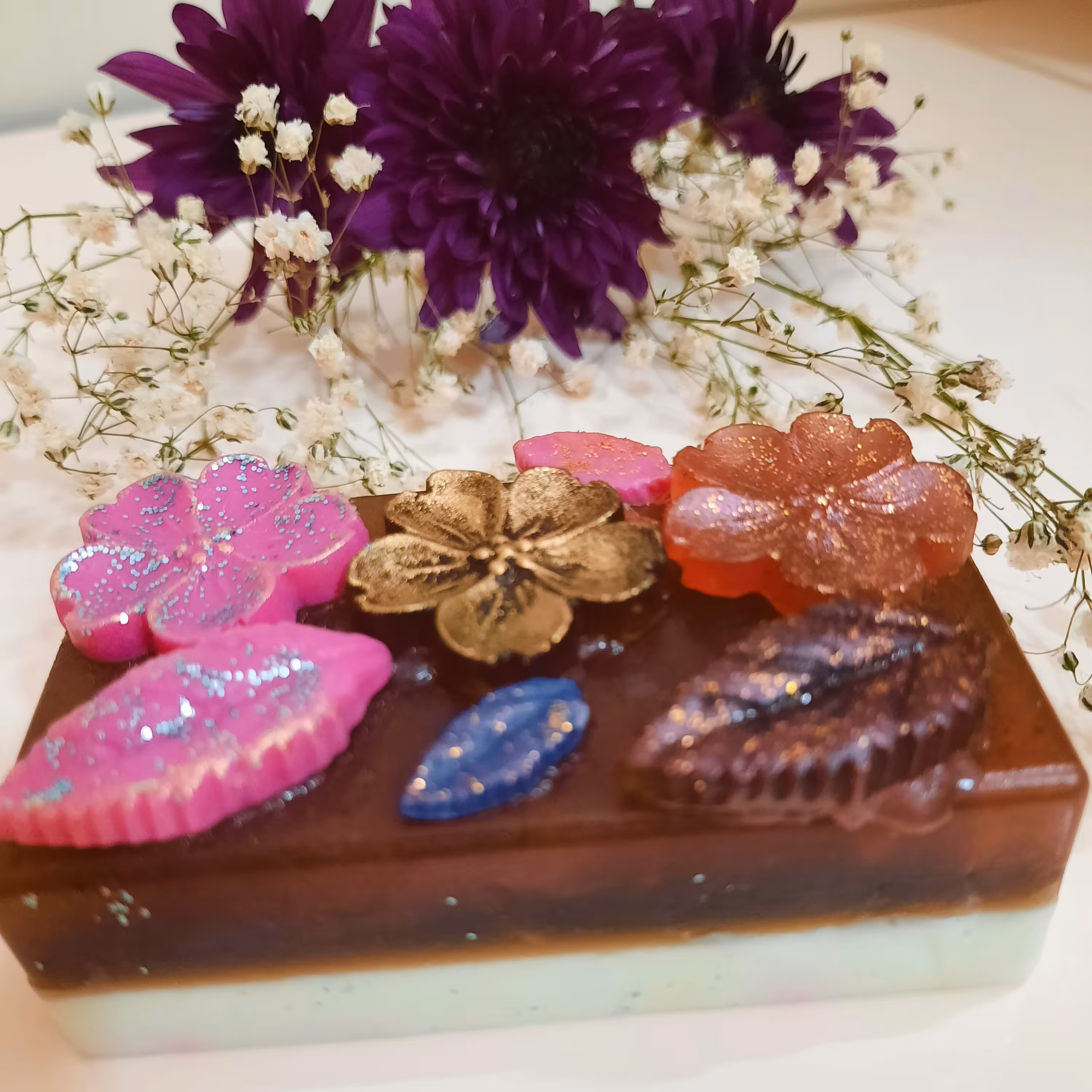 صابون  گیاهی و درمانی دستساز طرح مستطیل گل داروزن حدود70گرم(یخورده کمتر یا بیشتر هم میشه دروزن)،قیمت76000تومان