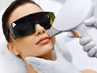 لیزر موهای زائد با دستگاه الکس آمریکایی 2023 (ویژه بانوان) با تخفیف ویژه در خانه پوست ابرا