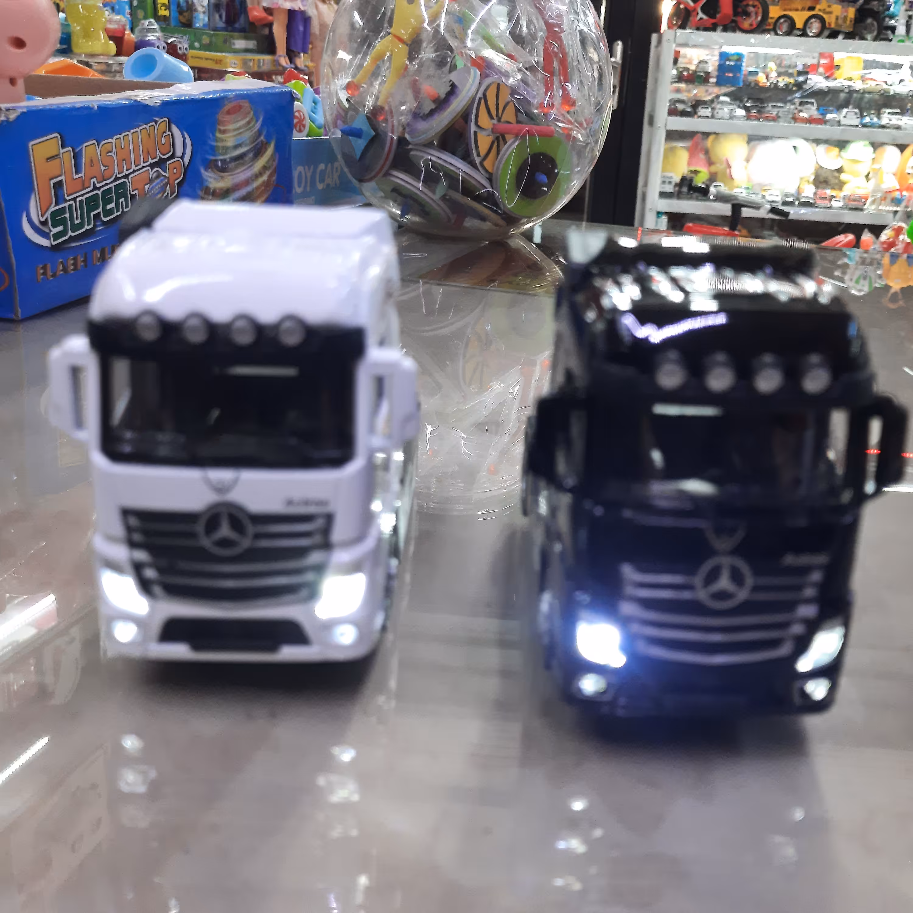 ماکت فلزی کامیون بنز  اکتروس موزیکال و چراغ دار