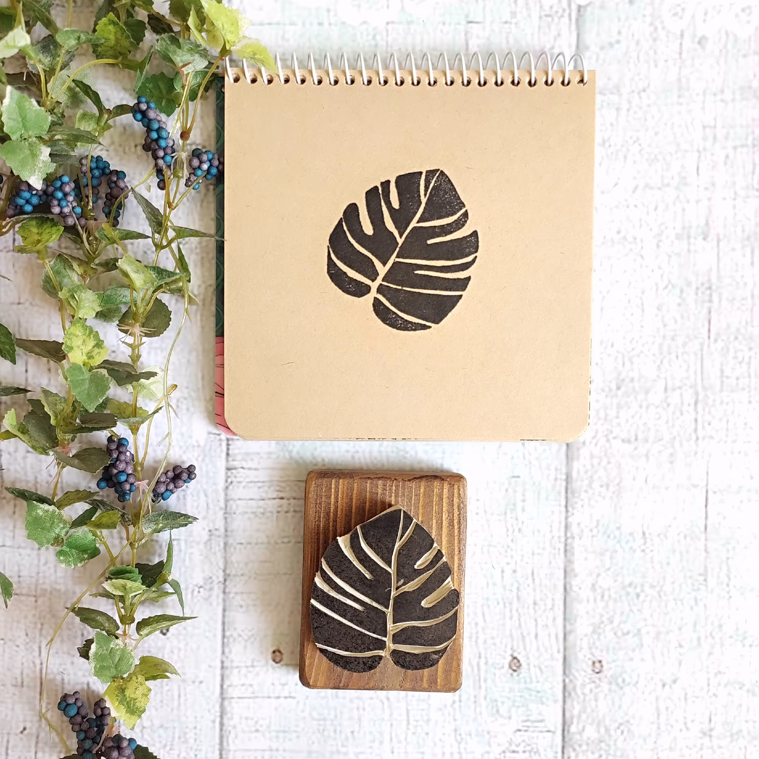 مهر دستساز  برگ انجیری  مناسب برای چاپ کاغذ 6سانتی پایه چوب طبیعی